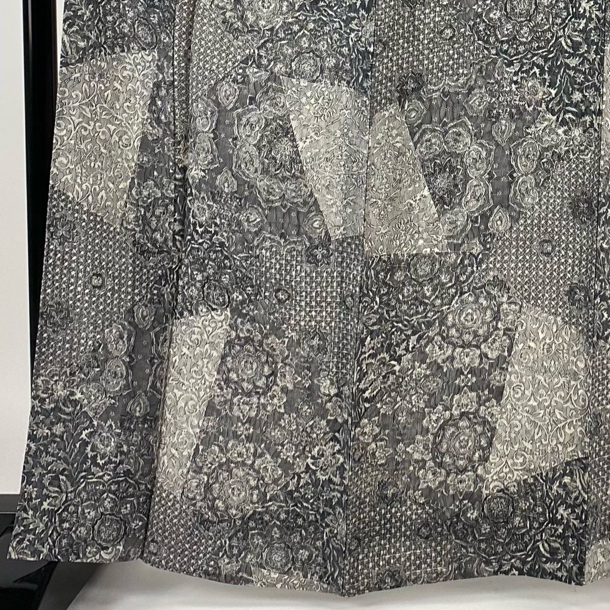 正絹　上質な小紋　単衣　型染め　縮緬　花蝶文　逸品　身丈161　裄65 正絹 上質な小紋 単衣 型染め 縮緬 花蝶文 逸品 身丈161 裄65