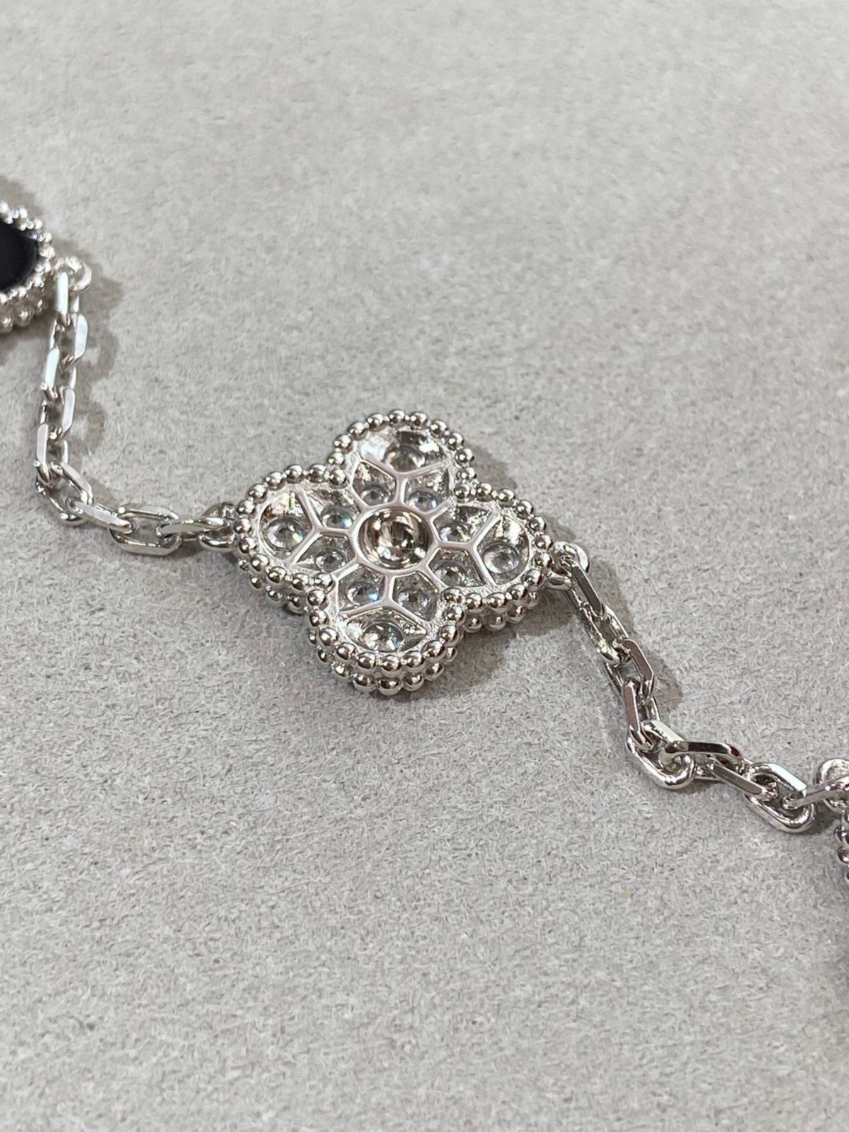 Van Cleef & Arpels クローバーブラックストーンブレスレット Van Cleef & Arpels クローバーブラックストーンブレスレット