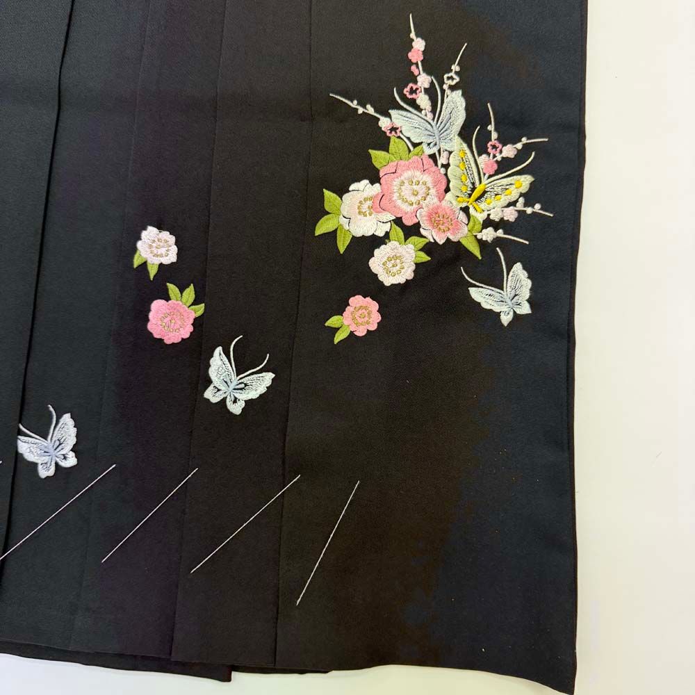 袴 M size 紐下丈90.5cm 行灯袴 卒業袴 女性用袴 刺繍 黒 中古 4715 袴 M size 紐下丈90.5cm 行灯袴 卒業袴 女性用袴 刺繍 黒 中古 4715