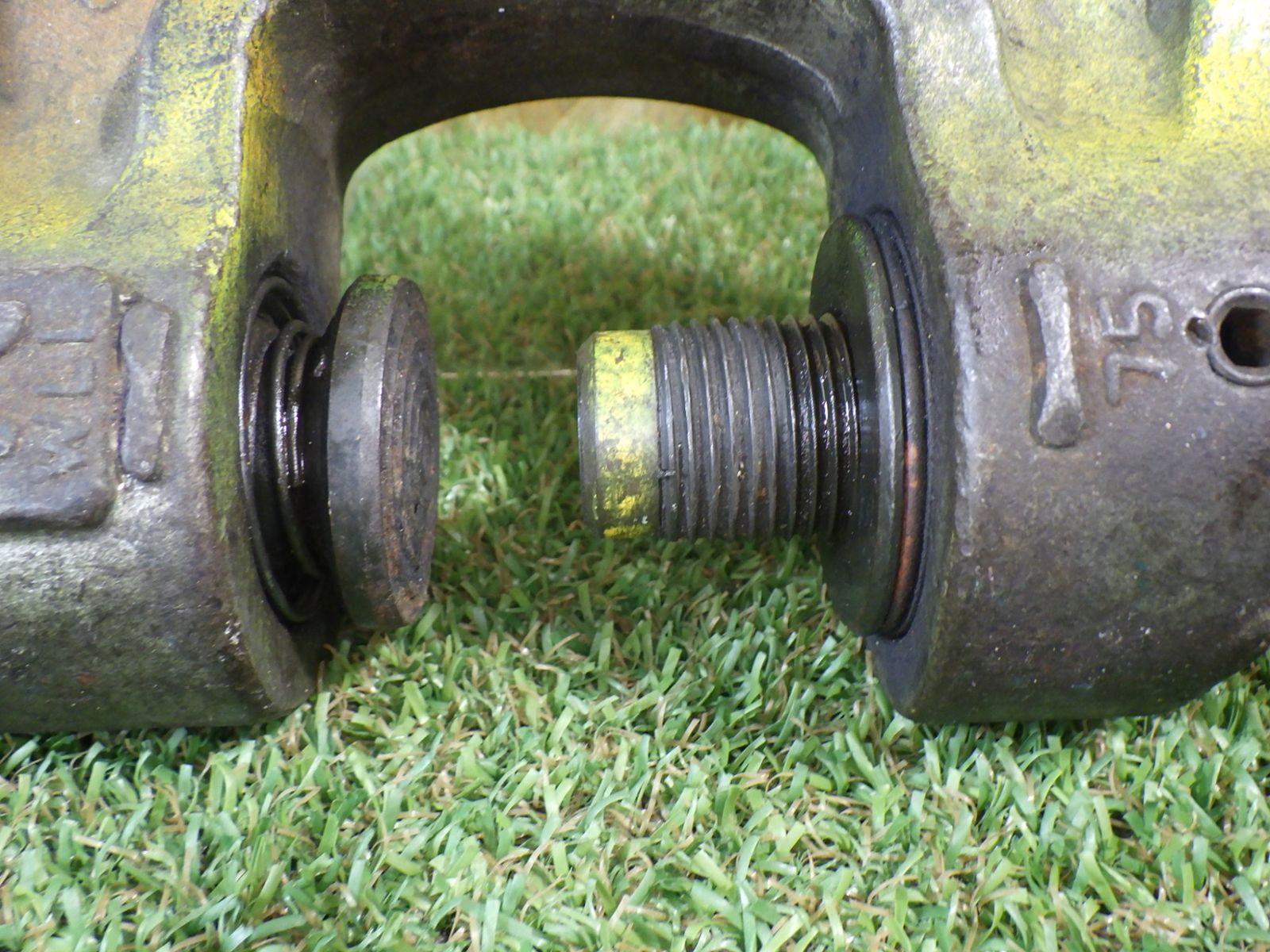 ネジ式クランプ