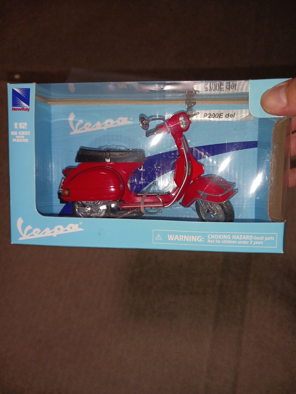 P200E スクーター 1/12スケール ダイキャストメタルモデル レッド