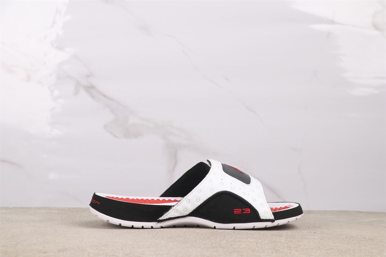 今日 エアジョーダン 13 684915-106 ホワイトブラックレッド スリッパ