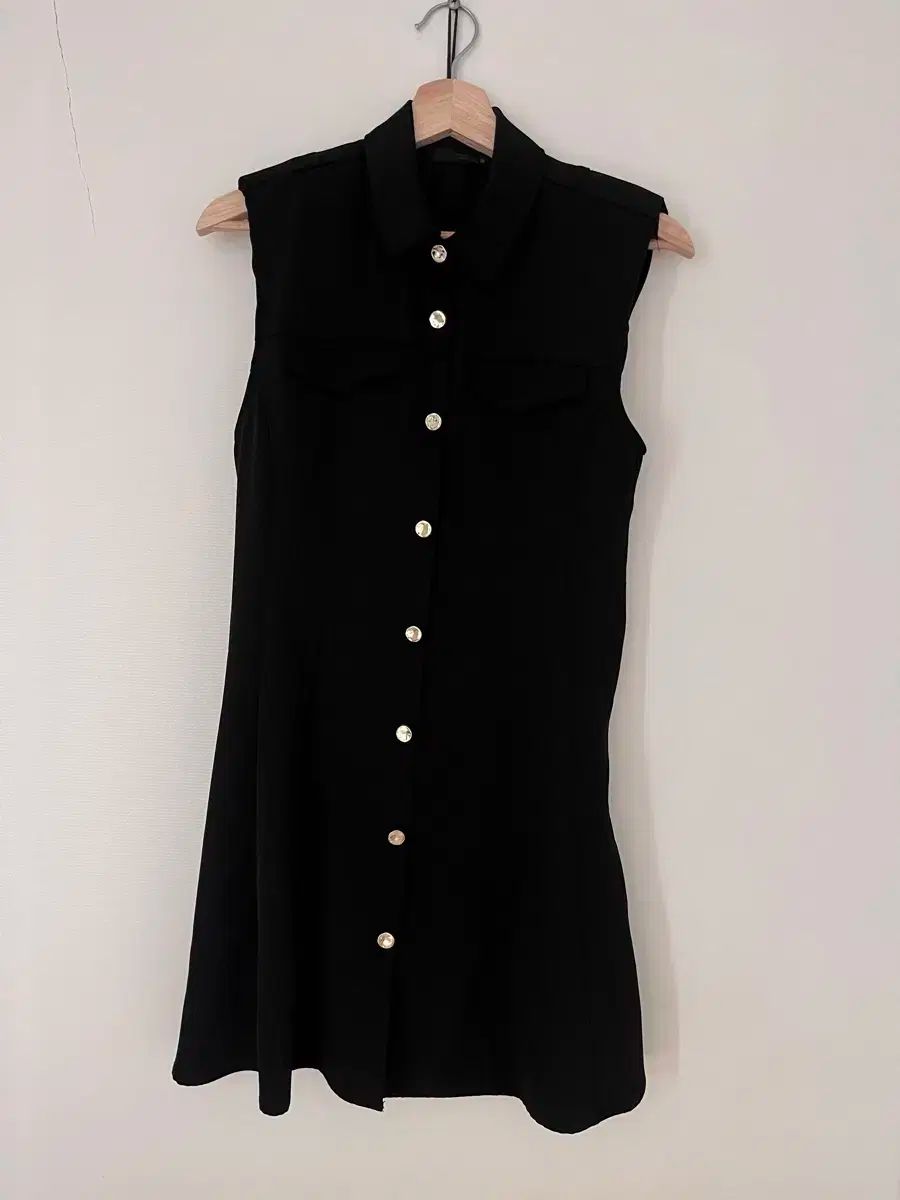 完売品 新品 ZARA ツイード ワンピース 金ボタン 入手困難 完売品 新品 ZARA ツイード ワンピース 金ボタン 入手困難