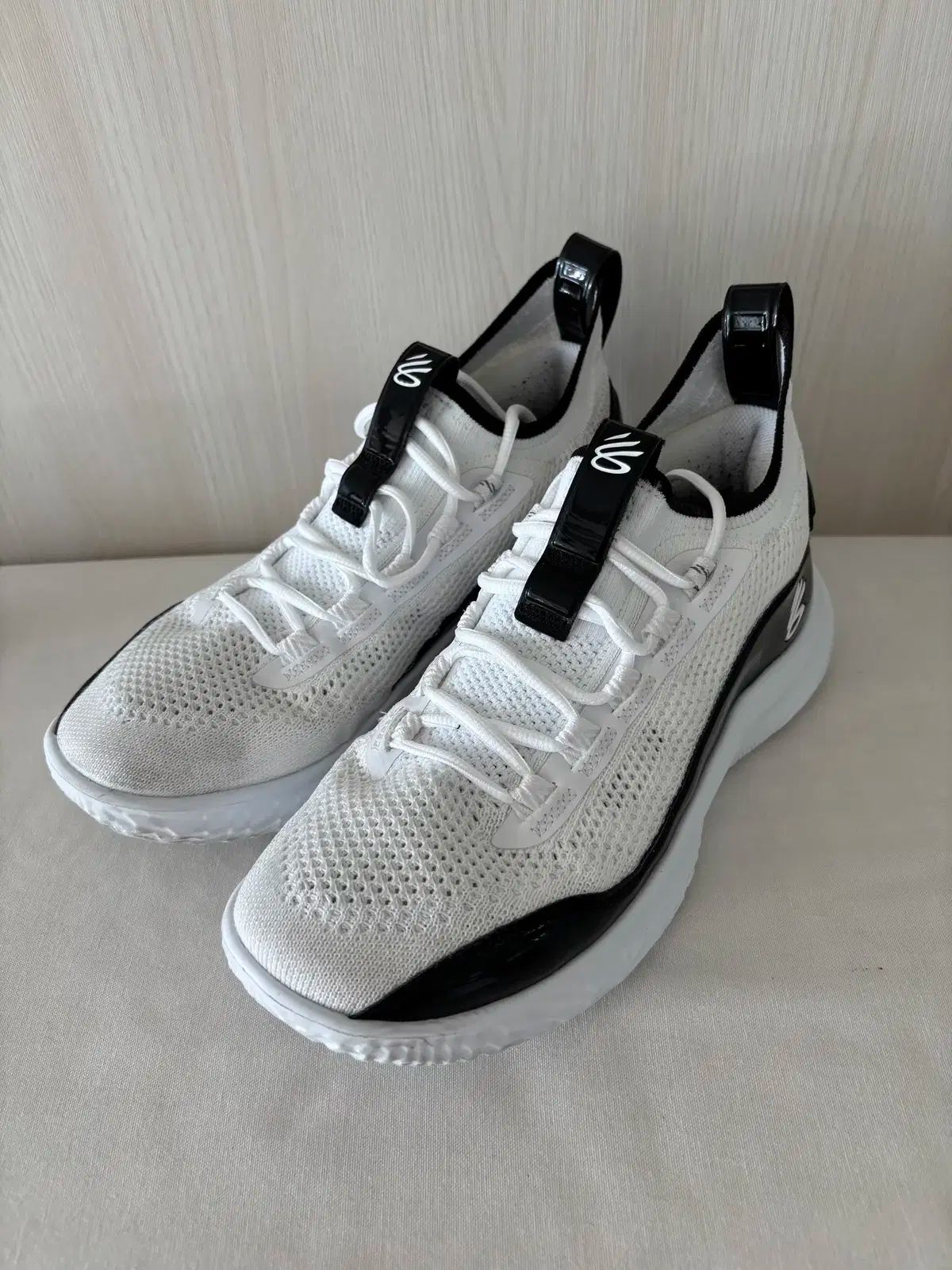 285 アンダーアーマー カリー 8 白黒