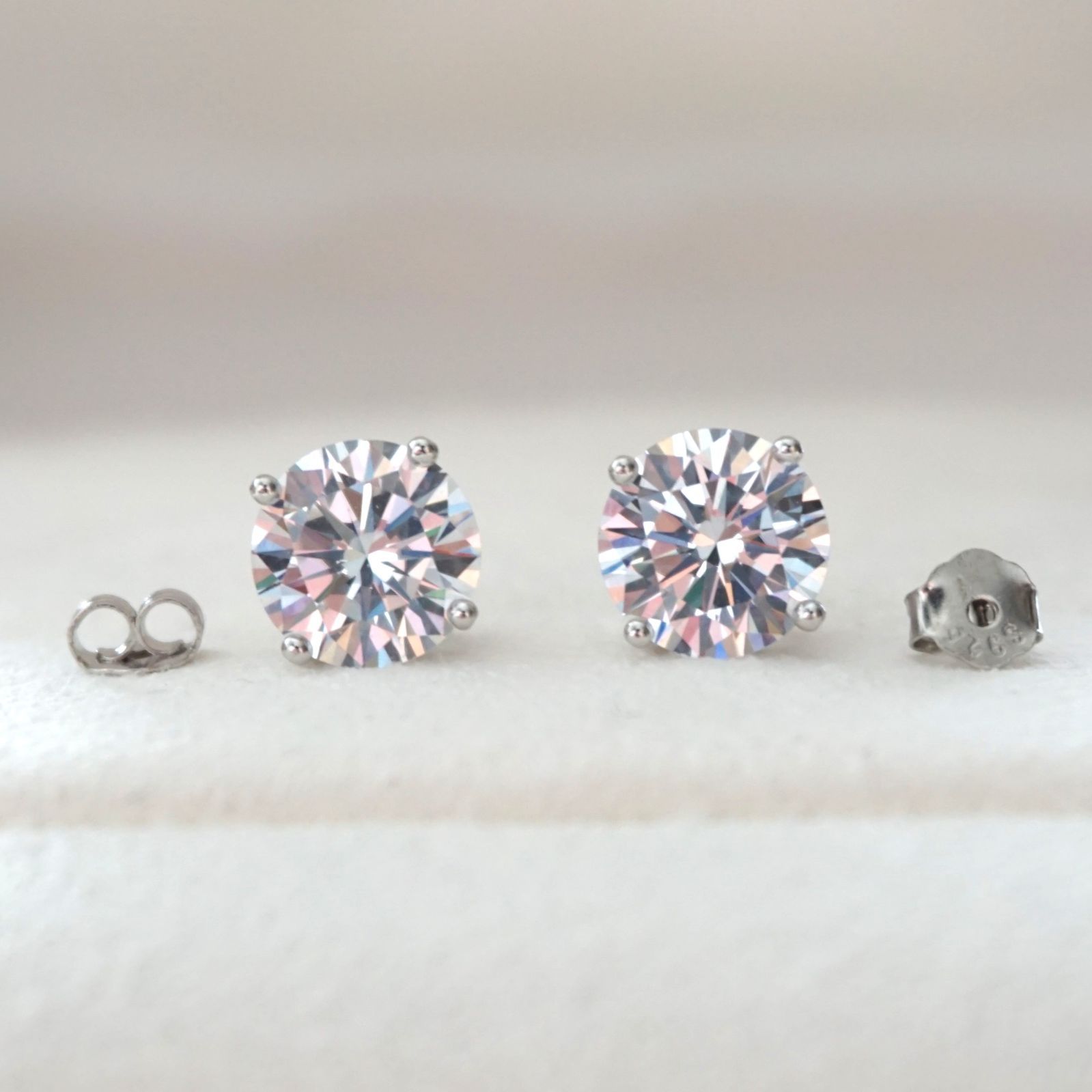 sonaダイヤモンドピアス 0.9ct 5ミリ - アクセサリー