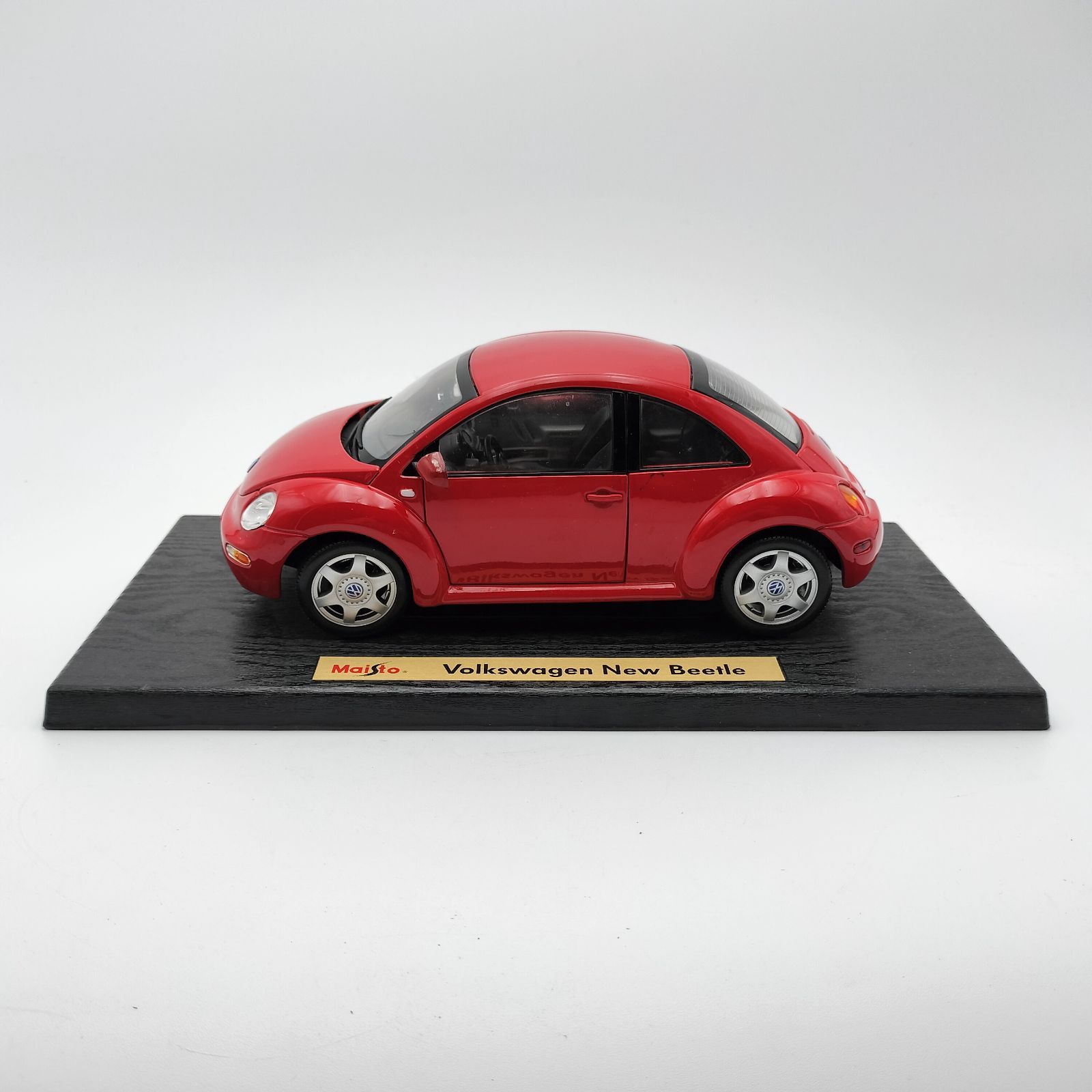 オートアート フォルクスワーゲン ニュービートル 1/18   2011 オートアート フォルクスワーゲン ニュービートル 1/18 2011