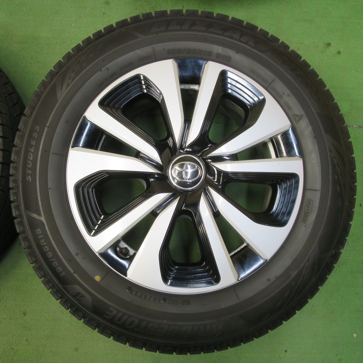 バリ溝・２０２４年製・ハイエース純正　№１７１ バリ溝・2024年製・ハイエース純正 №171 - メルカリ