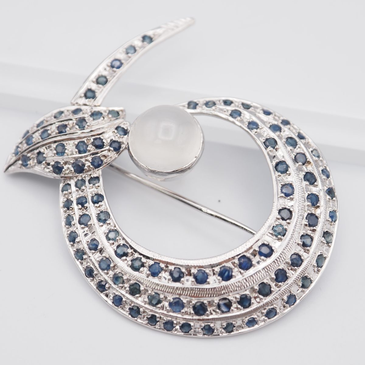 激安特価で販売中！ G497 キャッツアイストーン サファイア ブルースピネル ブローチ デザイン シルバー 2月誕生石 一流の品質!