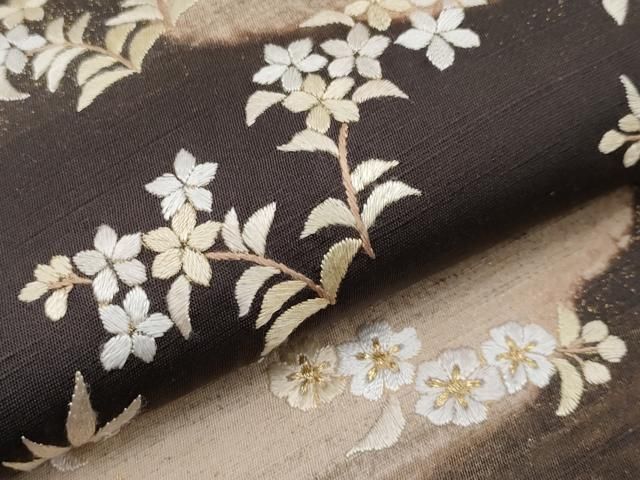 刺繍 雲取り草花文