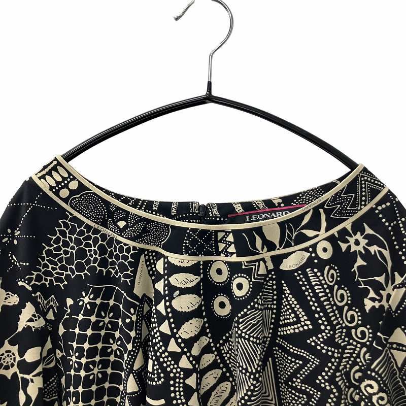 美品 LEONARD レオナール　半袖カットソー　黒　ロゴ　花柄　42 総柄 レオナール LEONARD 美品 カットソー ブラウス 半袖 総柄 黒