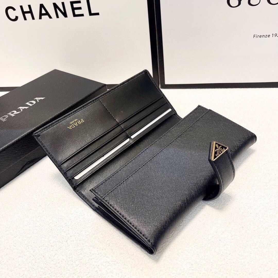 P713🎀🎀カラーブラック🎀サイズ19 x 10🎀プラダ爆金十字紋牛革