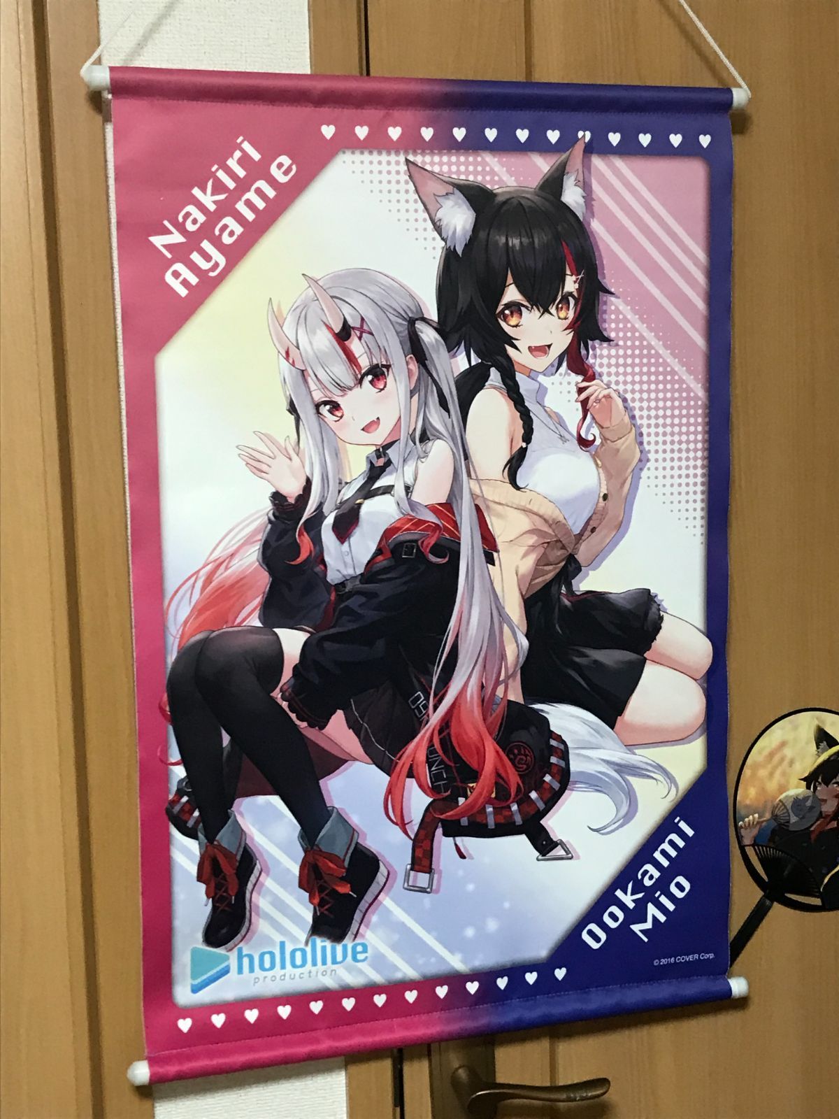 新品　【モーリーオンライン限定】ホロライブ　タペストリー　大神ミオ モーリーオンライン ホロライブ 大神ミオ＆百鬼あやめ B2