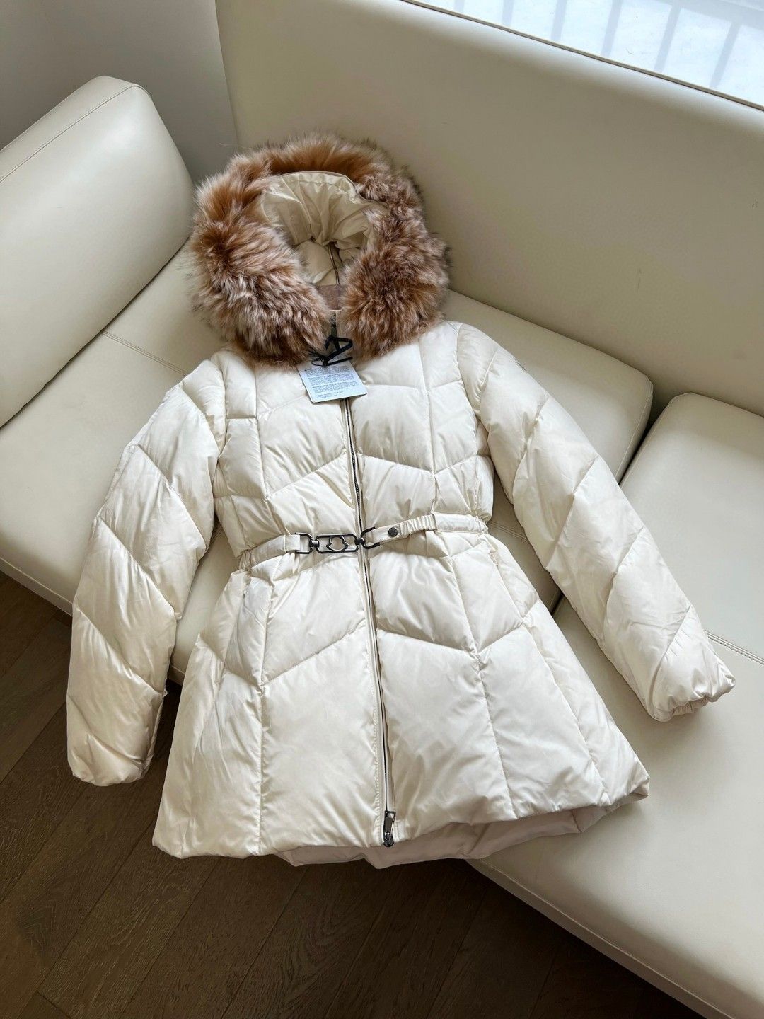 美品MONCLER アイボリー ダウンジャケット MONCLERモンクレール 白いダウンジャケット 茶色の毛襟｜本日