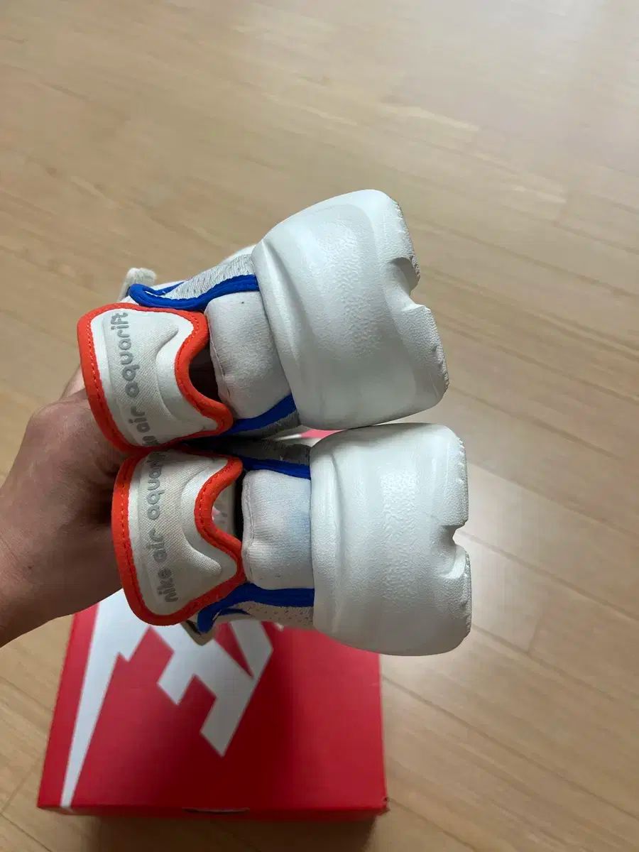 NIKE