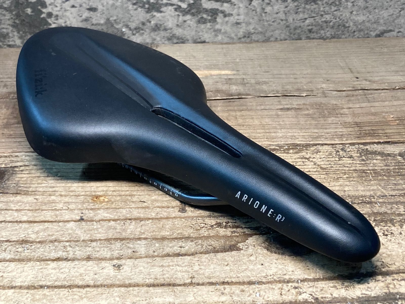 JM307 フィジーク fizik アリオネ ARIONE R3 サドル 黒 140mm kiumレール プレート