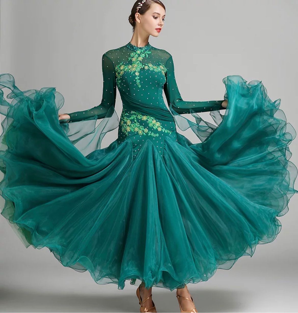 綺麗なグリーンのドレスです社交ダンス ドレス デモ パーティー 