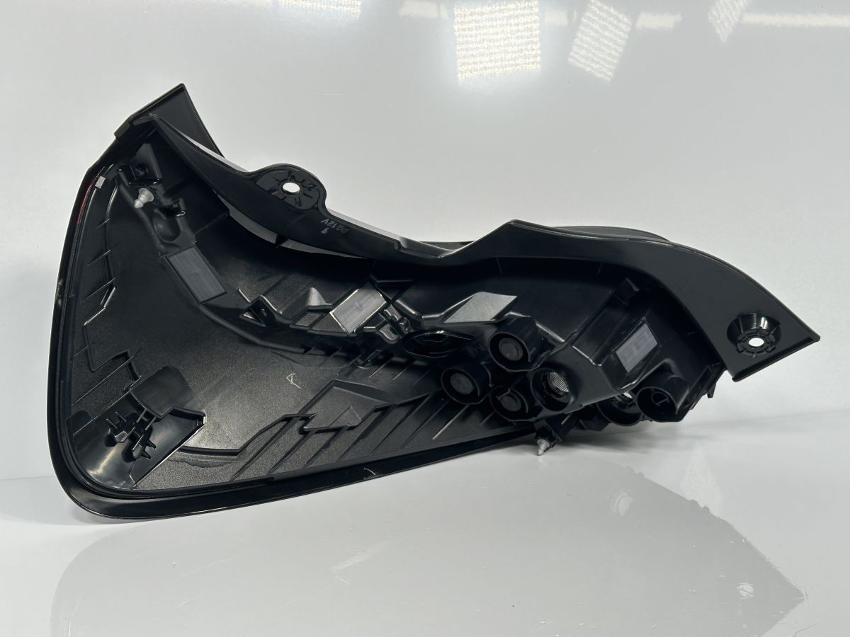 純正 右テールランプ