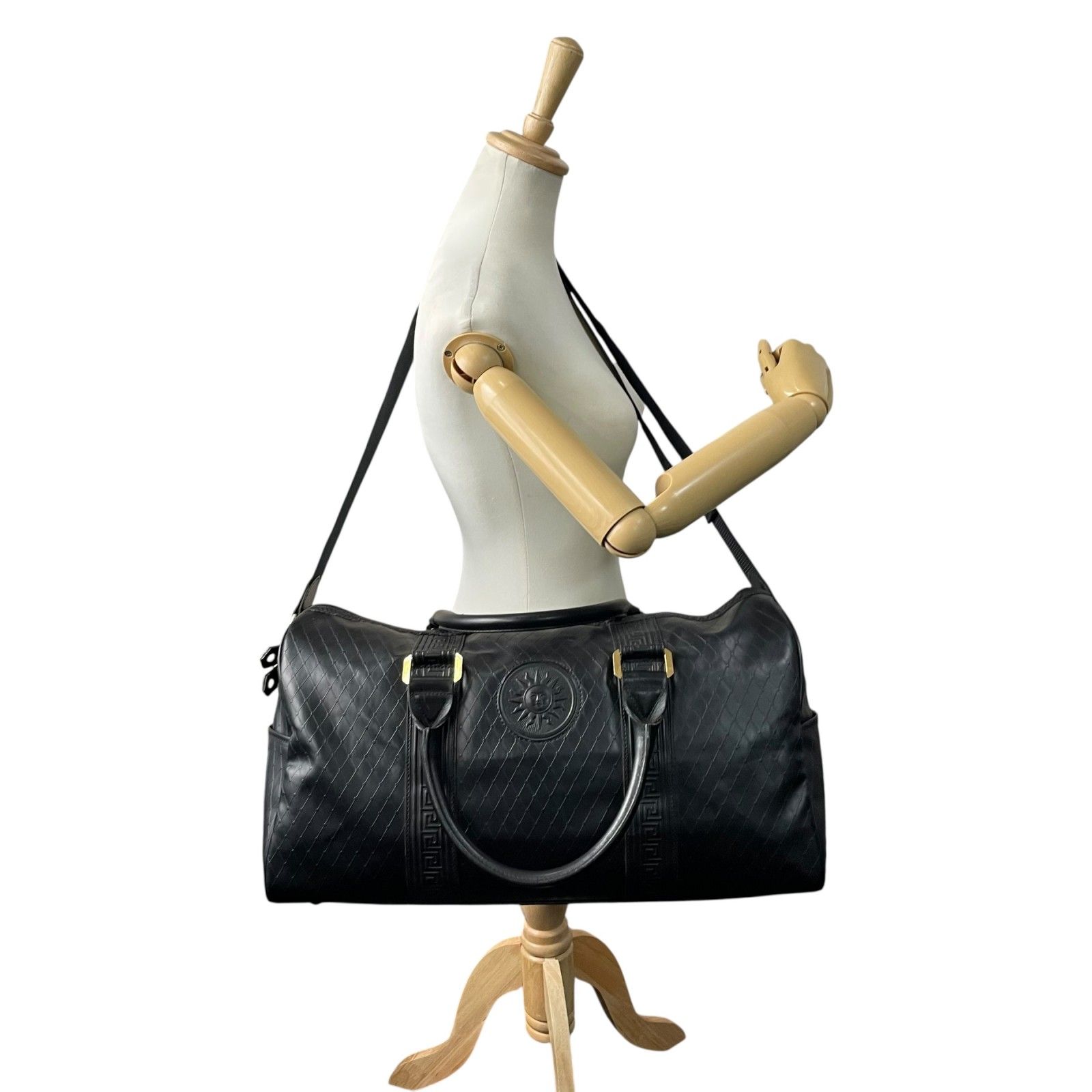 GIANNI VERSACE ジャンニヴェルサーチ ボストンバッグ 2way ショルダーバッグ ブラック レザー サンバースト グレカ ユニセックス トラベルバッグ 旅行鞄 ゴールド金具 感 C DECORATOM_COM_BR