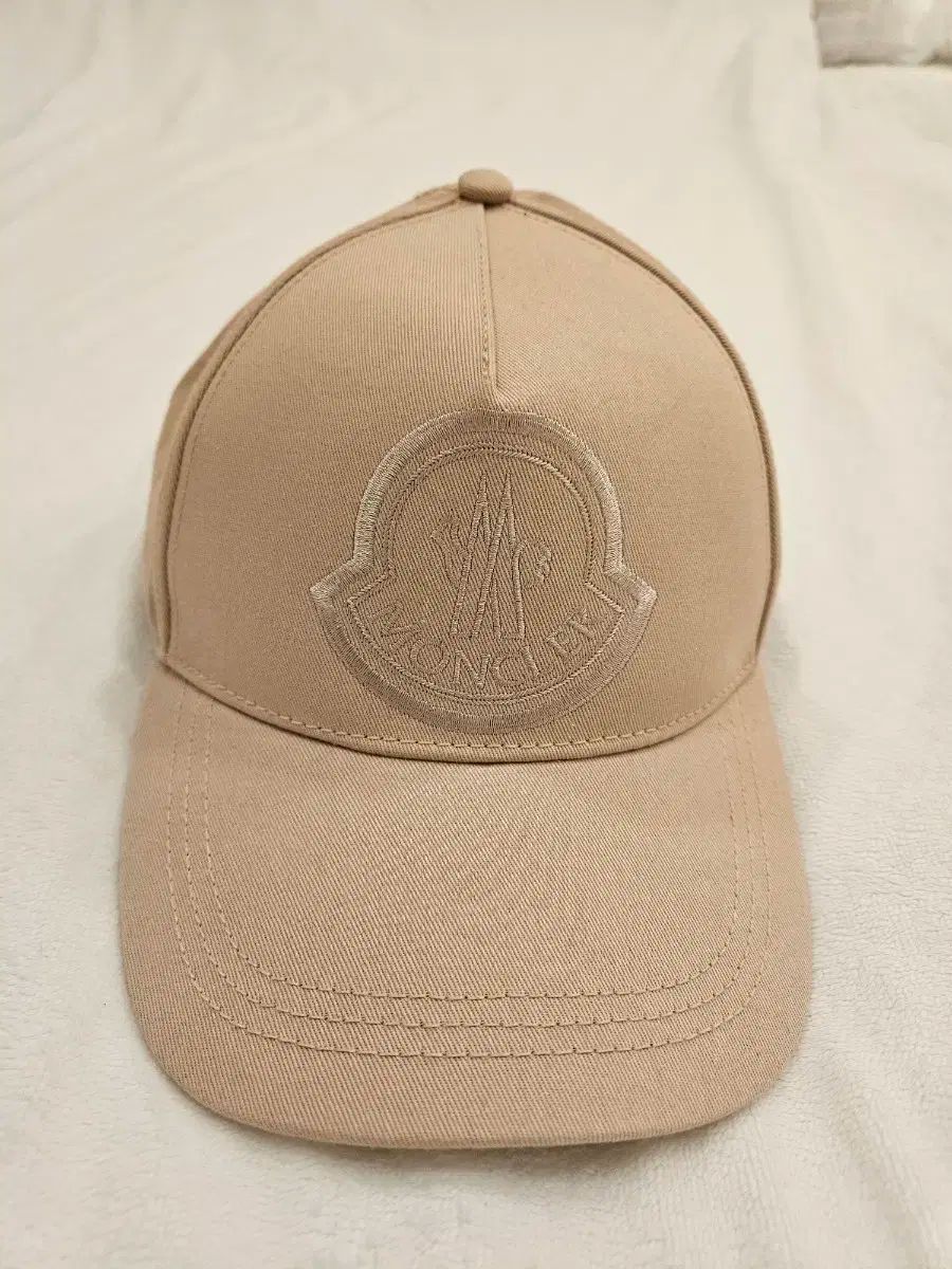 MONCLER(モンクレール) ビッグロゴ刺しゅう入りボールキャップ ベイジエンピンク??
