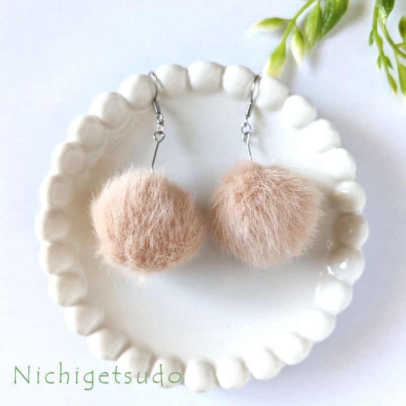 【Creema限定】[ピアス]フェイクファーボールのピアス（グレージュ）        