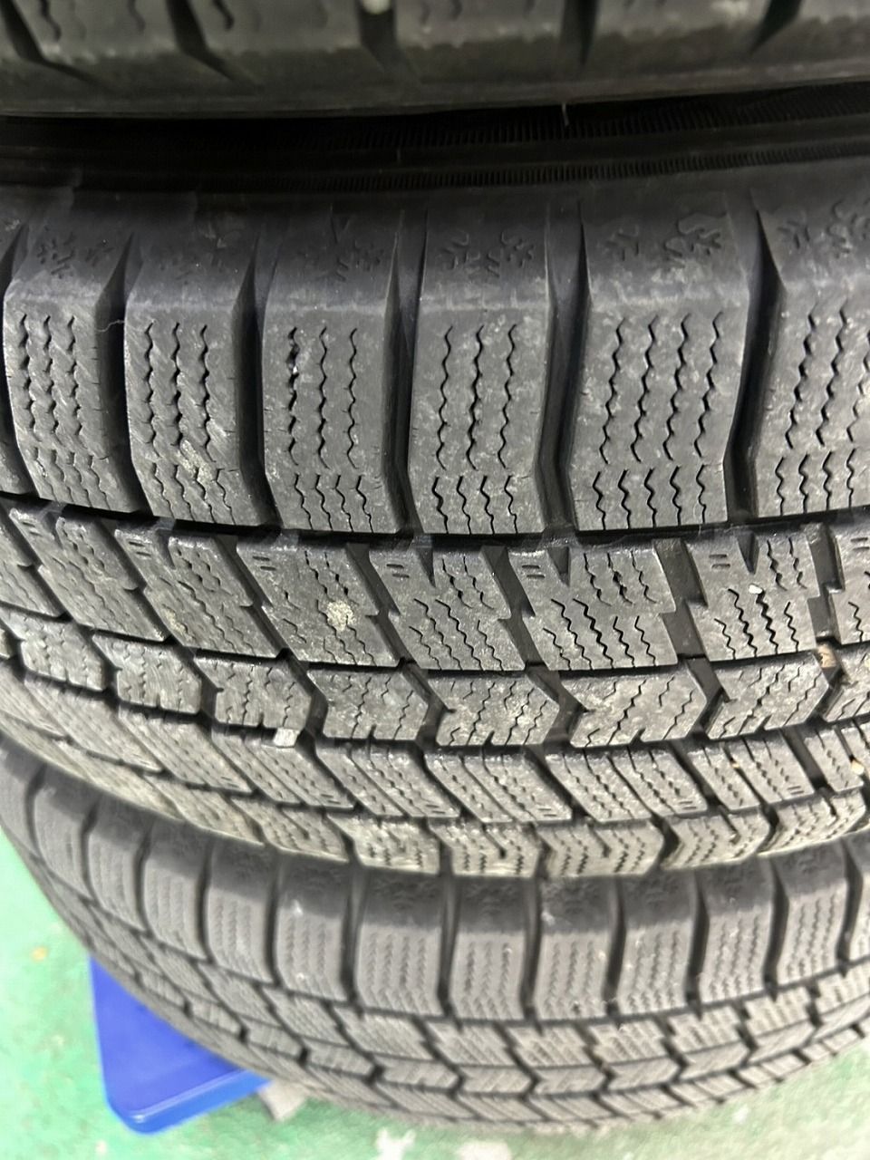 GOODYEARスタッドレスタイヤセット ホイールキャップ付き