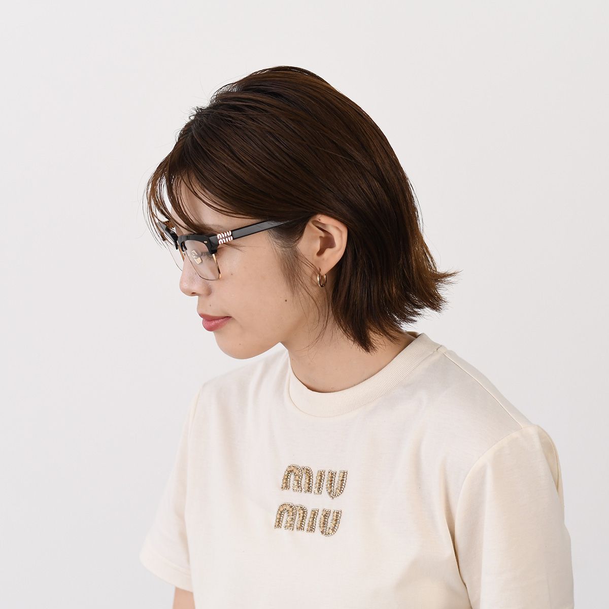 Miu Miu ブラック サングラス キャットアイ ≪Miu Miu≫ ロゴ プレート サングラス キャットアイフレーム 黒