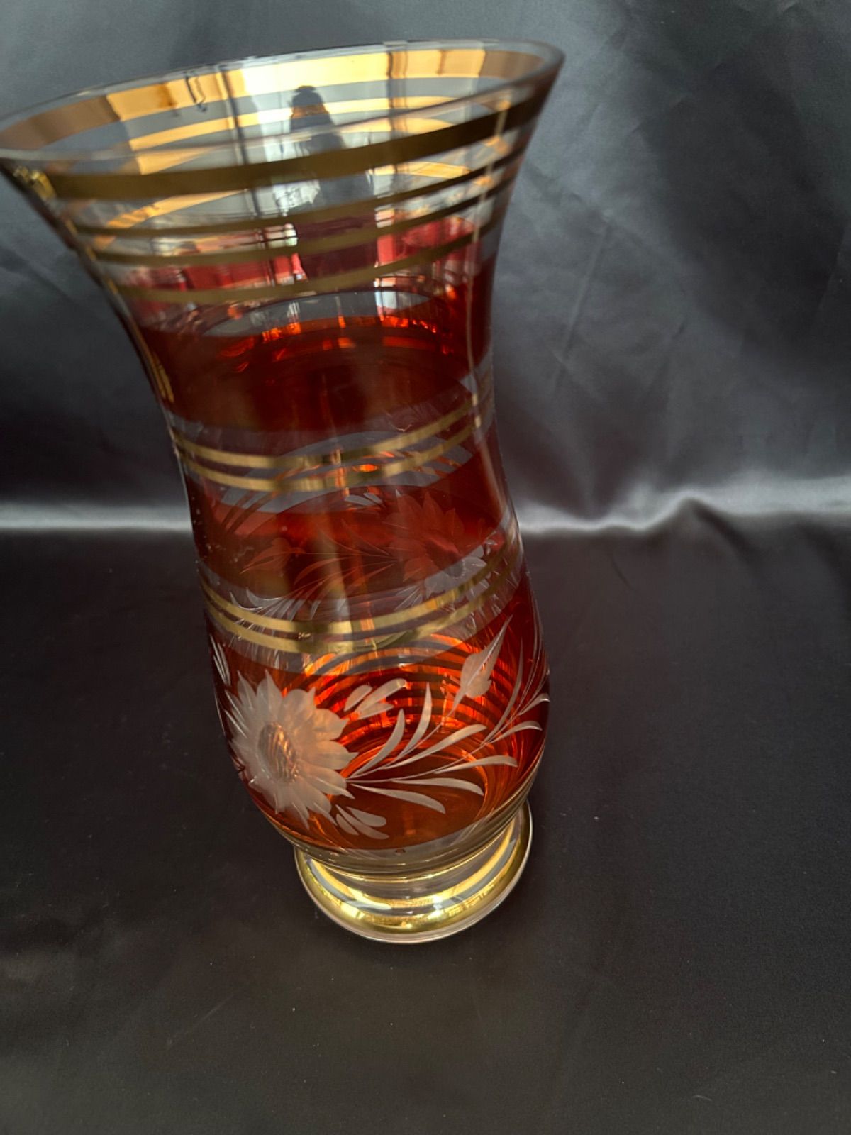 金彩の花デザインが特徴的なチェコスロバキア製ワイングラス ボヘミア