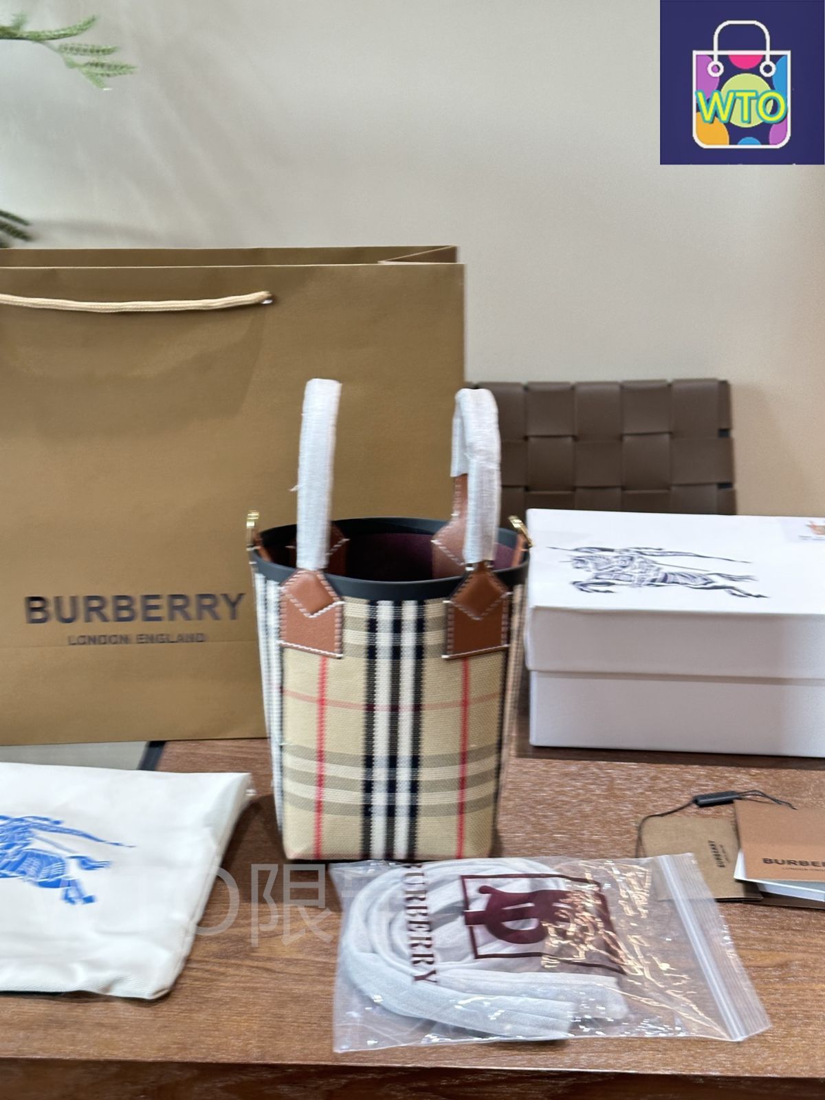 送料関税込★Burberry★ミニロンドン トートバッグ★BEIGE 今日特価】Burberry Mini London Tote Bag - バーバリー ミニ
