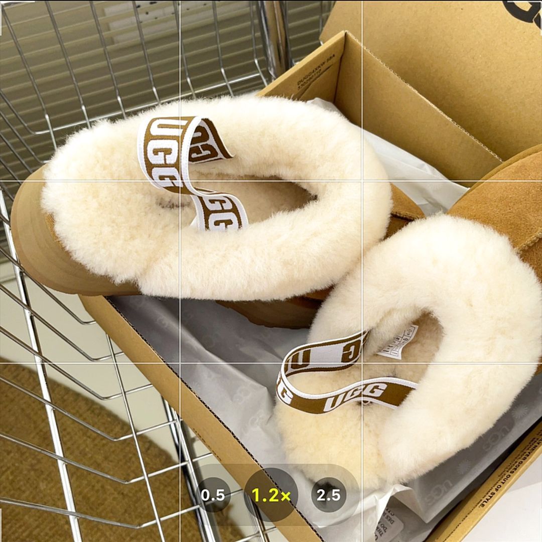 UGG ロゴファーサンダルUS5 22cm UGG ロゴファーサンダルUS5 22cm UGG - UGG ファー サンダルの