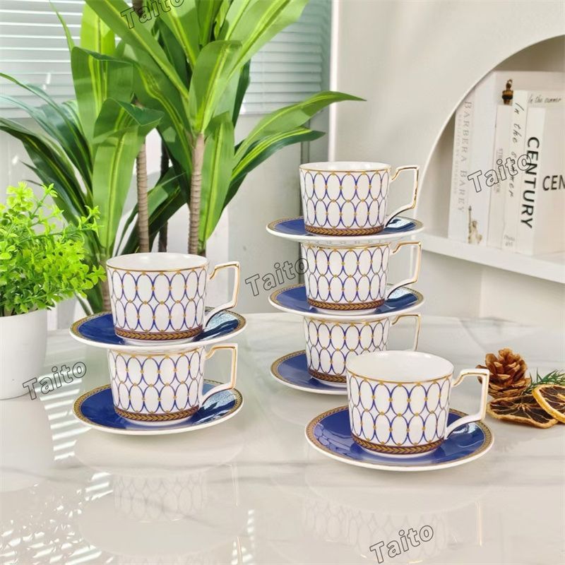 ウェッジウッド WEDGWOOD いちご柄 飯碗 箱入 花柄 皿 カップアンドソーサー 出産 結婚 快気 就職 成人 退職 内祝い 結婚式 新築 お返し お祝い 結婚記念日 贈り物 記念品 賞品 景品