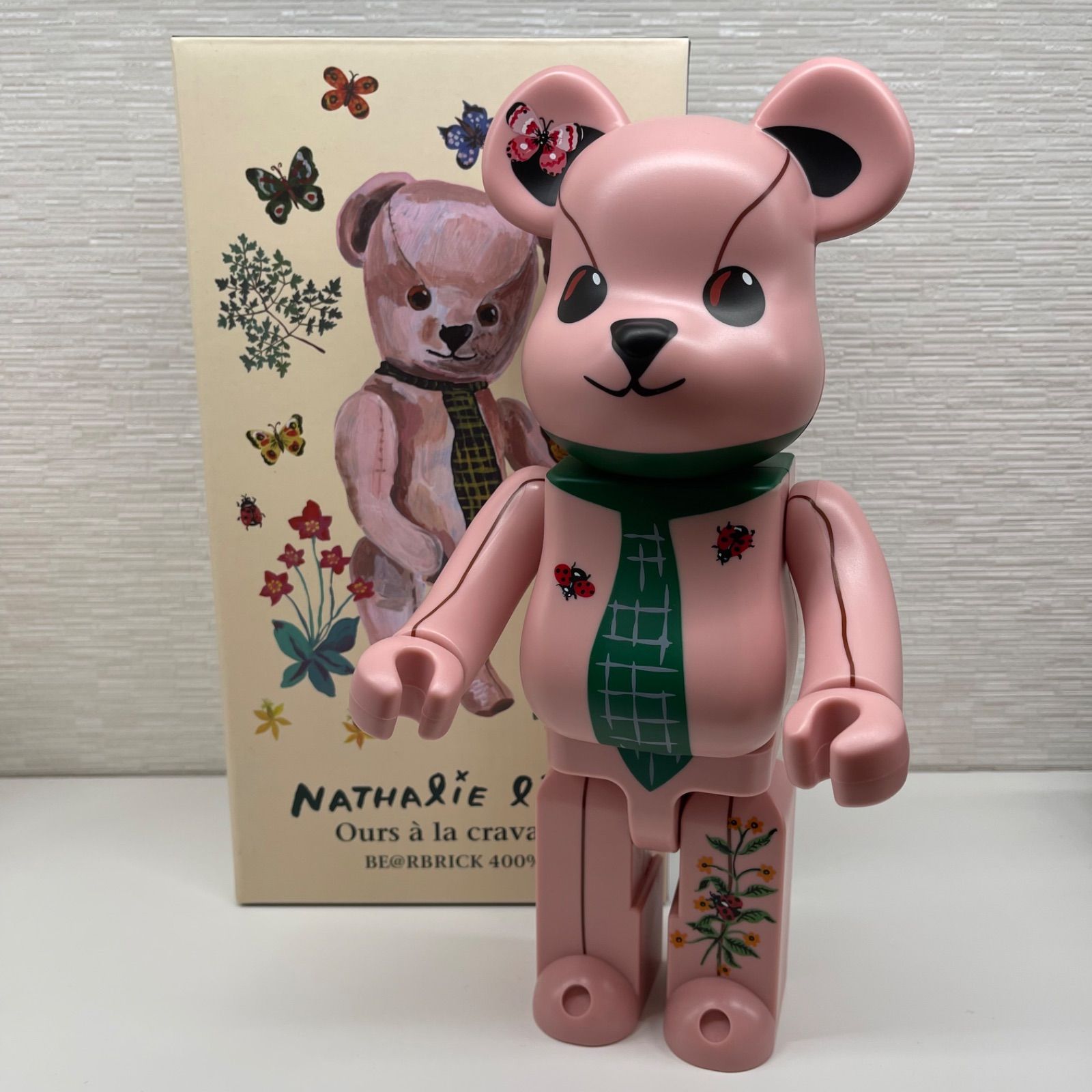 新品】【未使用品】【店頭展示品】MEDICOM TOY PLUS メディコムトイ BE@RBRICK Nathalie Lete Ours a la  Cravate 400％ ナタリーレテ ベアブリック ピンク×グリーン×レッド 人形 ドール インテリア - メルカリ