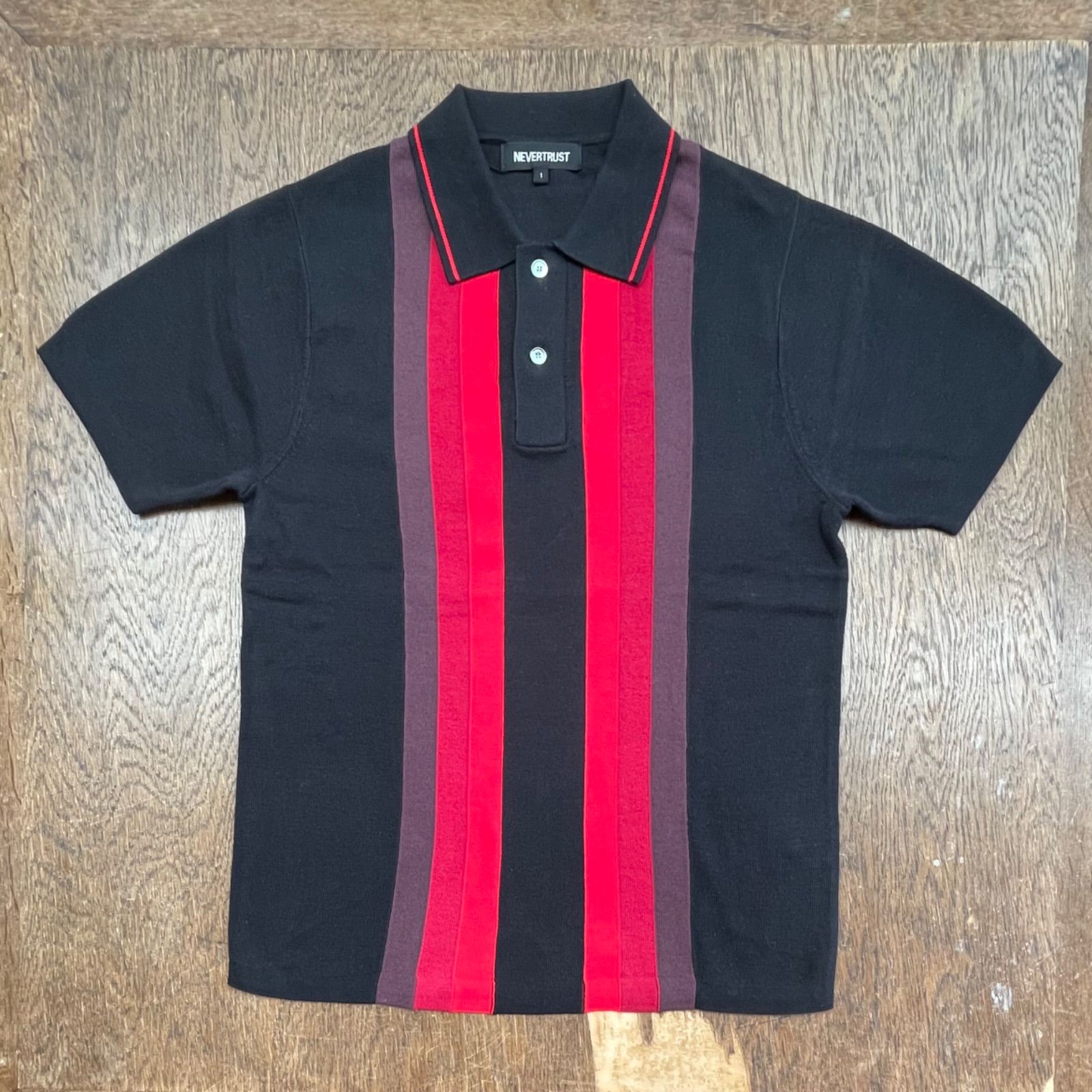 never trust マルチストライプ・ニットポロシャツ BLACK / RED