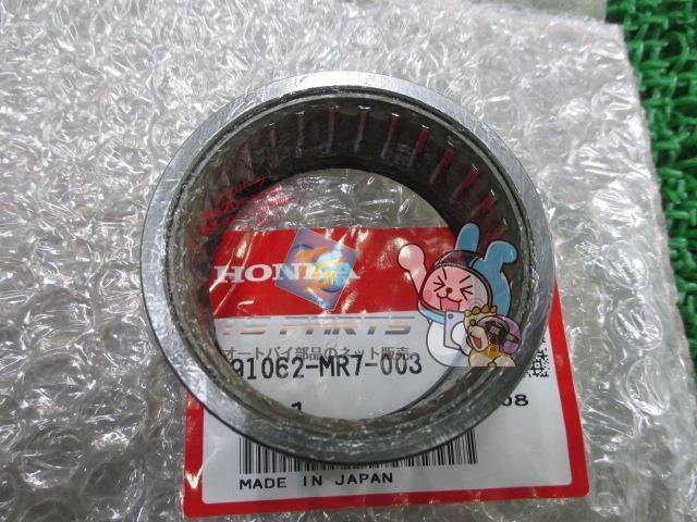 新品未使用　VFR750R RC30 純正　リアアクスルベアリング　スイングアームピボットベアリング　ピボットカラー　ダストシール △RVF750R⁄RC45 純正 リアホイール 17×6.00 良品 (H0521B16)RVF750