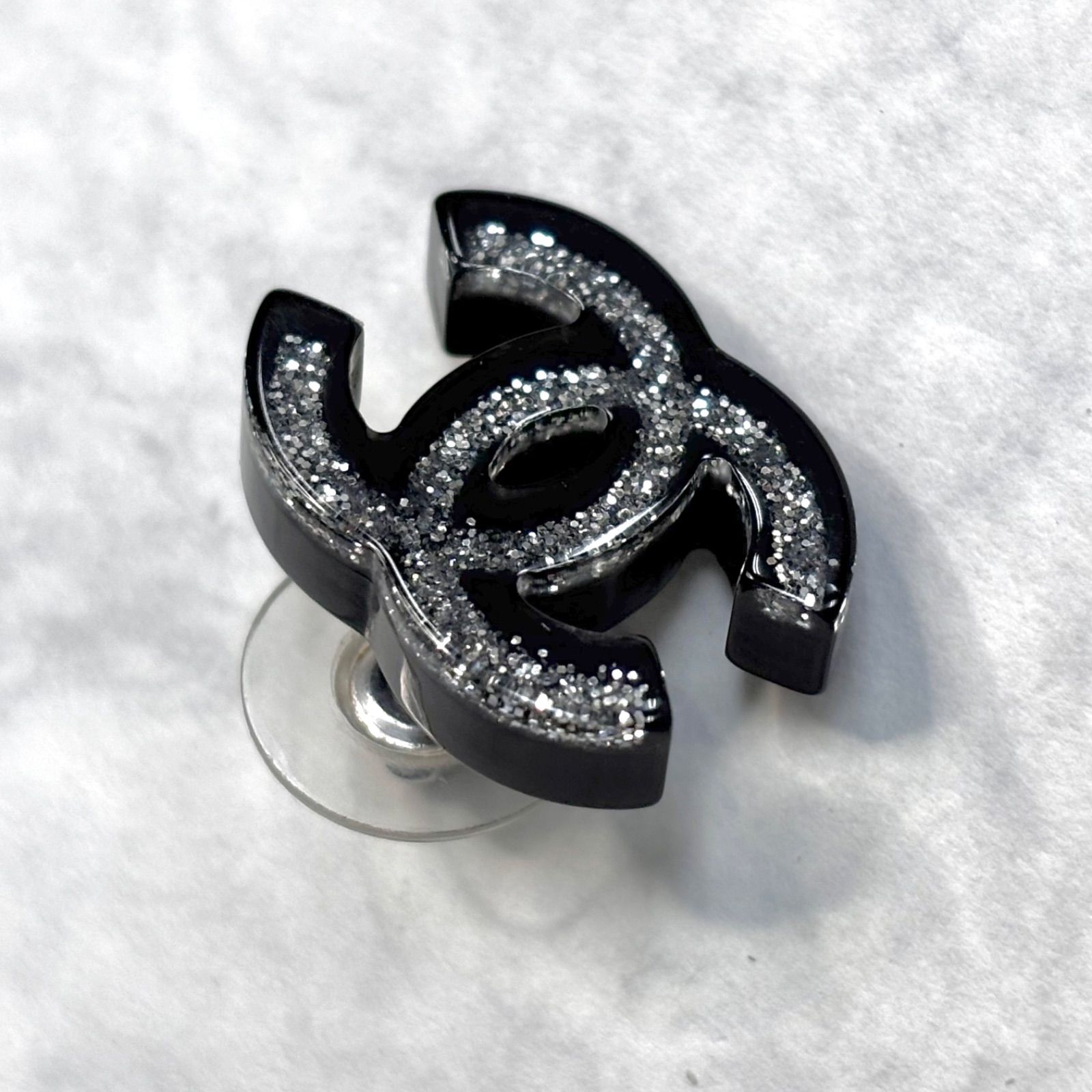 CHANEL シルバー ロゴチャーム ピアス(片耳用) CHANEL 片耳用ピアス シルバー調 ロゴ