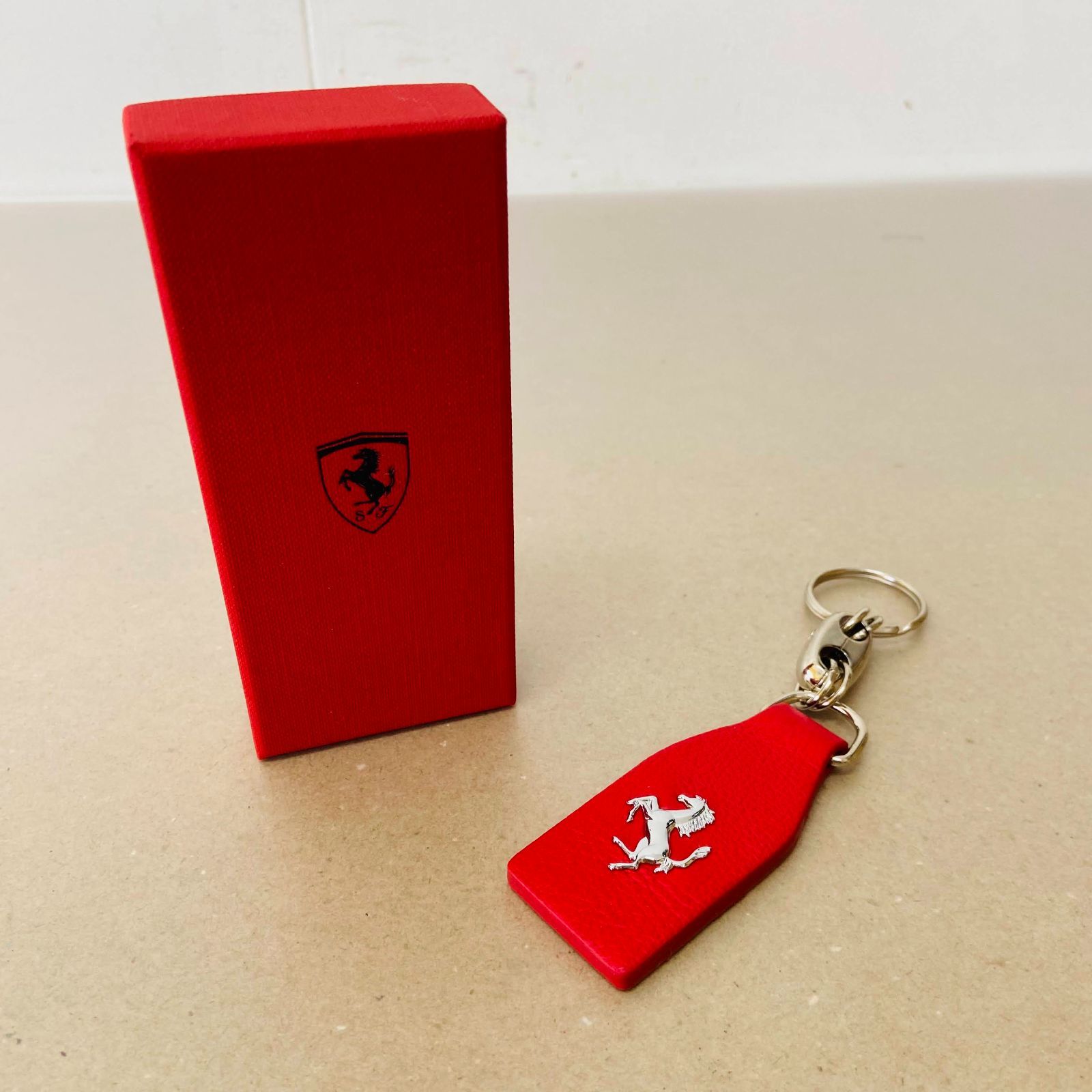 Ferrari フェラーリ ロゴキーリング キーホルダー レッド 箱付き Ferrari フェラーリ ロゴキーリング キーホルダー レッド 箱付き