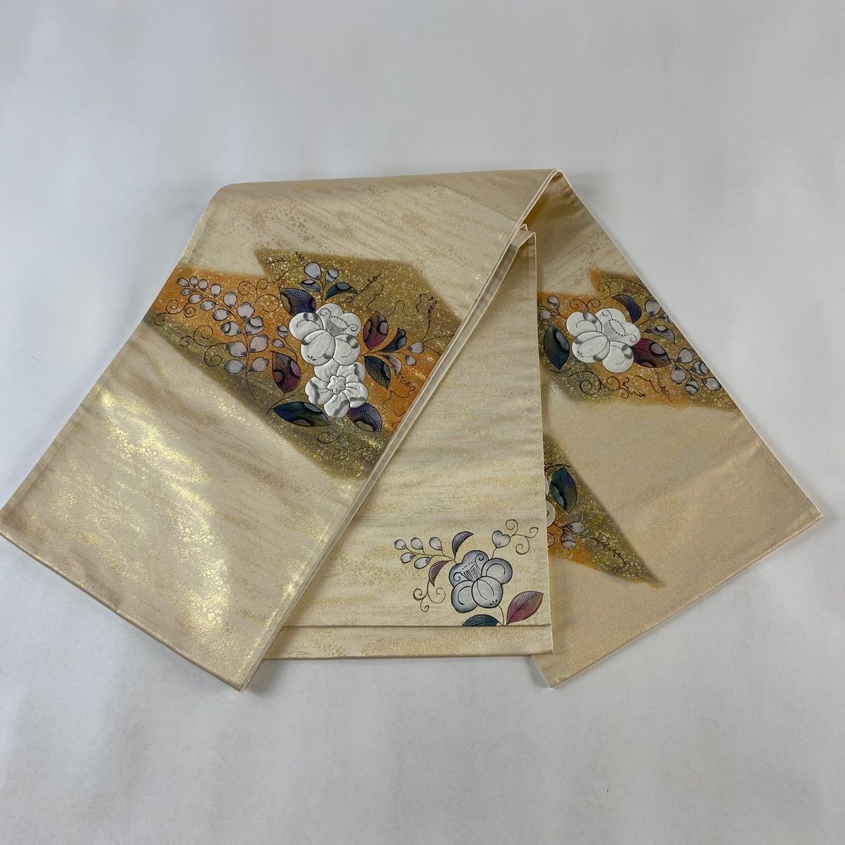 袋帯 美品 秀品 椿 刺繍 金銀彩 金色 お太鼓柄 正絹 【中古