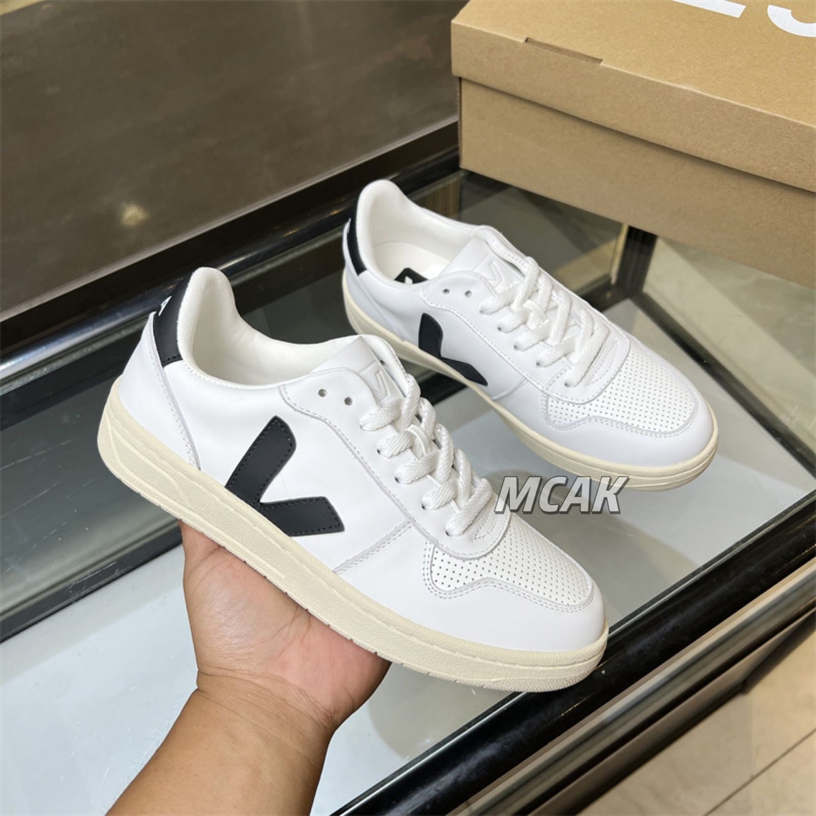 新品 VEJA/ヴェジャV-10 LEATHER スニーカーレディースレディース 男女兼用