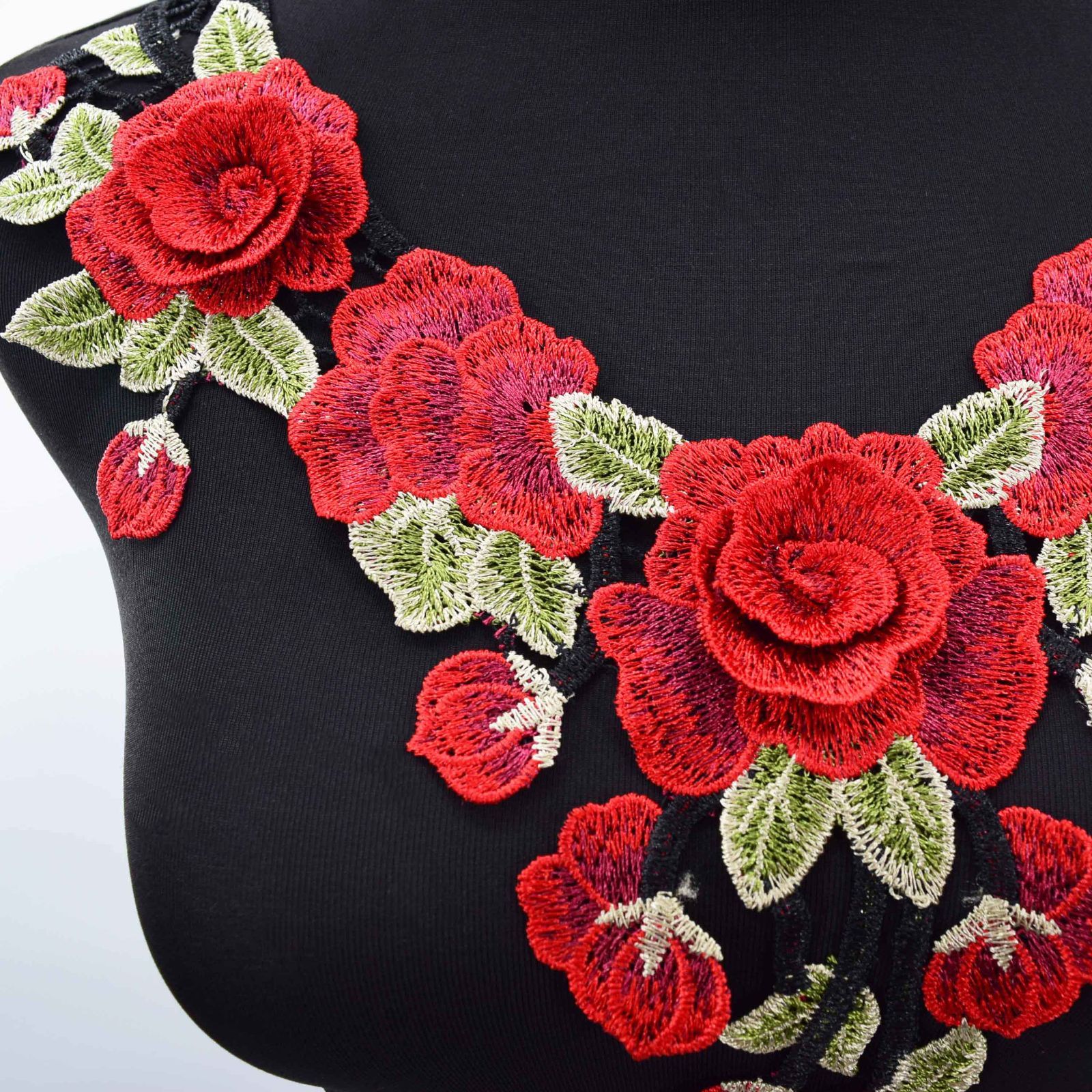 美品・スターバレリーナ⭐️薔薇モチーフたっぷりのカットソー AZ094レッド 立体お花モチーフレース 胸元モチーフ 薔薇モチーフ