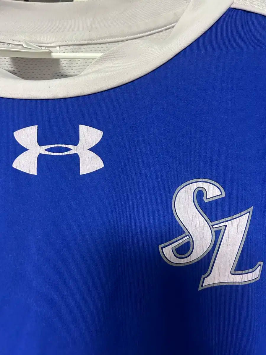 UNDER ARMOUR