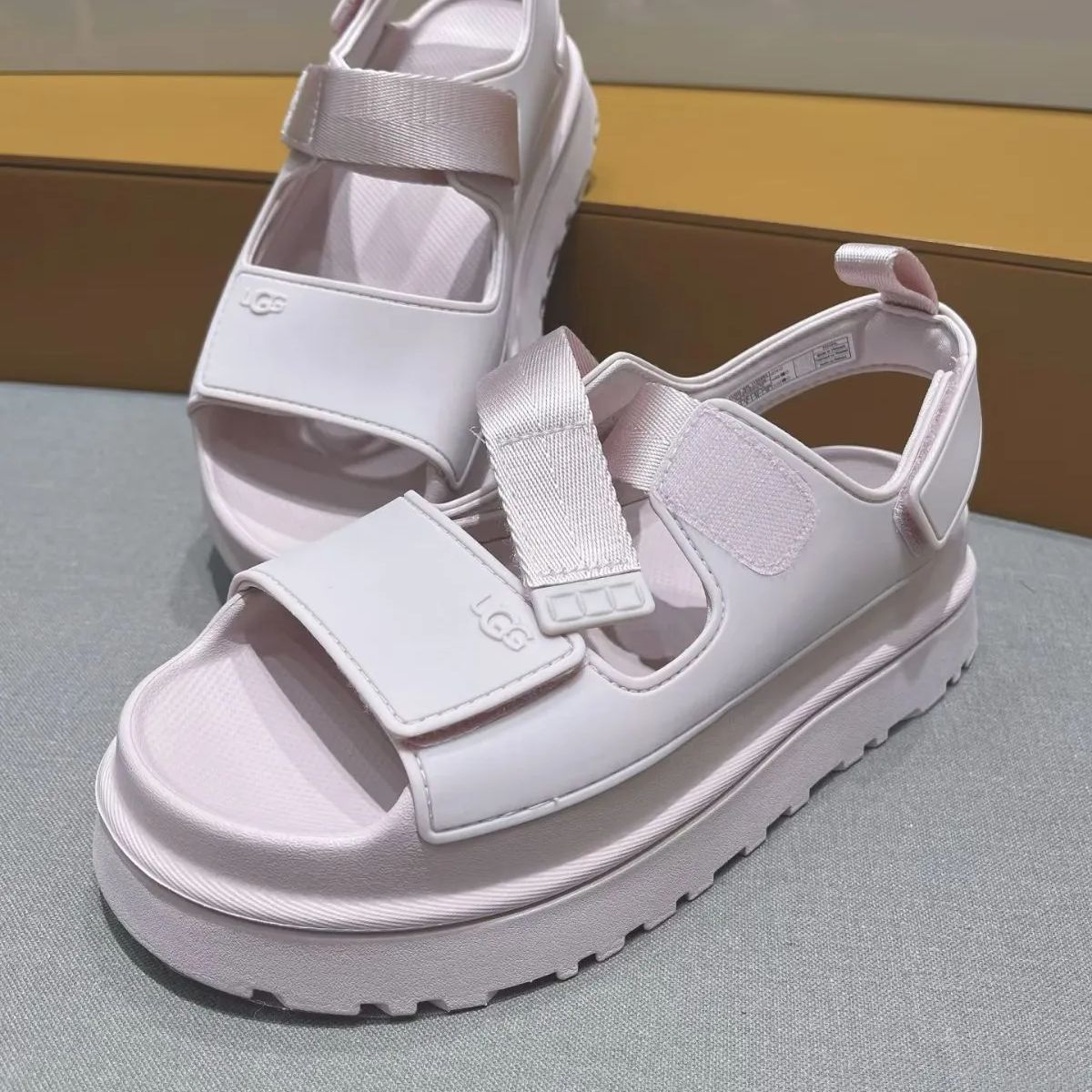 新品 UGG アグ レディース 厚底サンダル ベイフォグ（Bay Fog