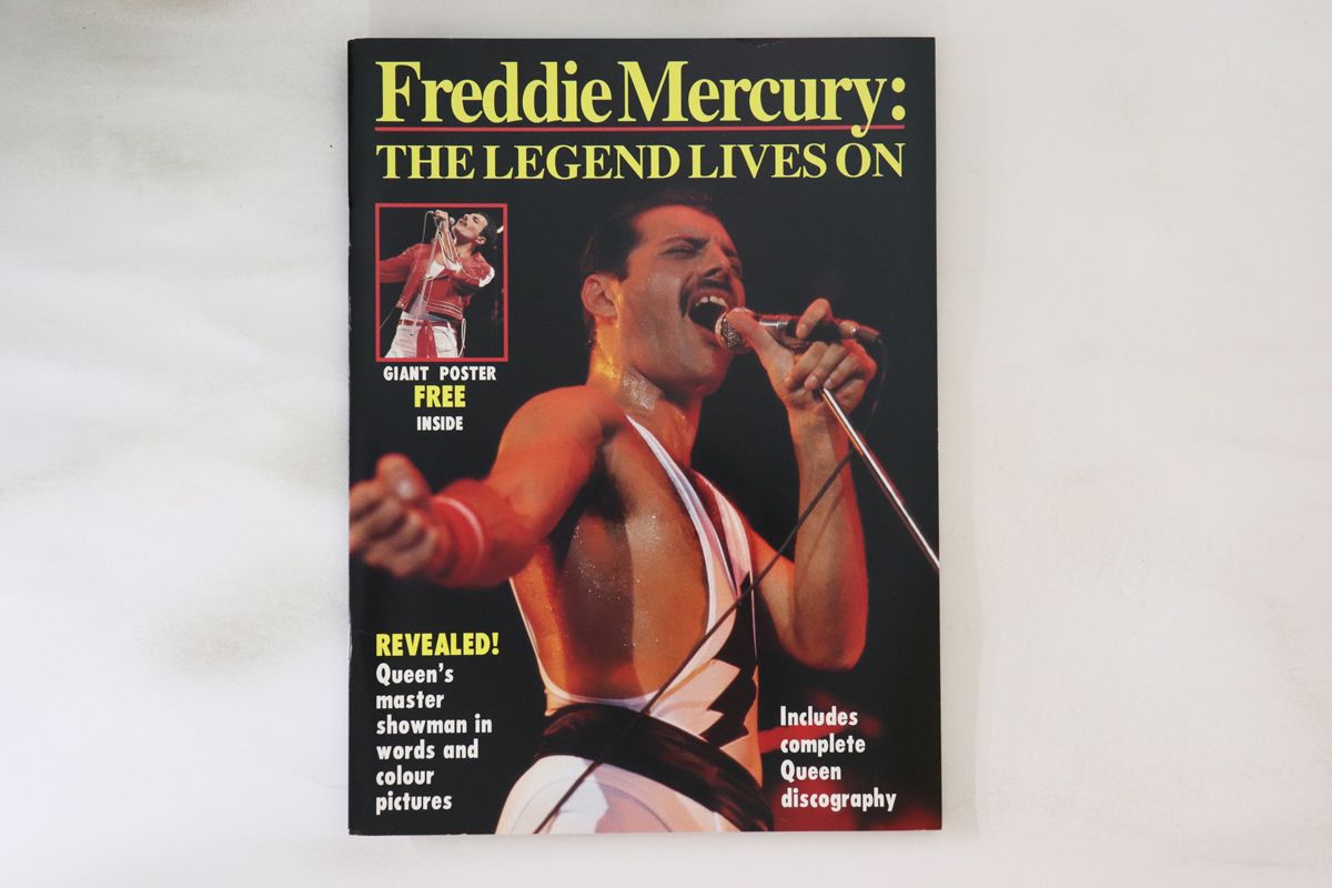 Nuevo libro "A Life In Lyrics", por Freddie Mercury con Mary Austin 英BOOKS Magazine Freddie Mercury: The Legend Lives On ISSN0965822 NOWSCREEN /00250