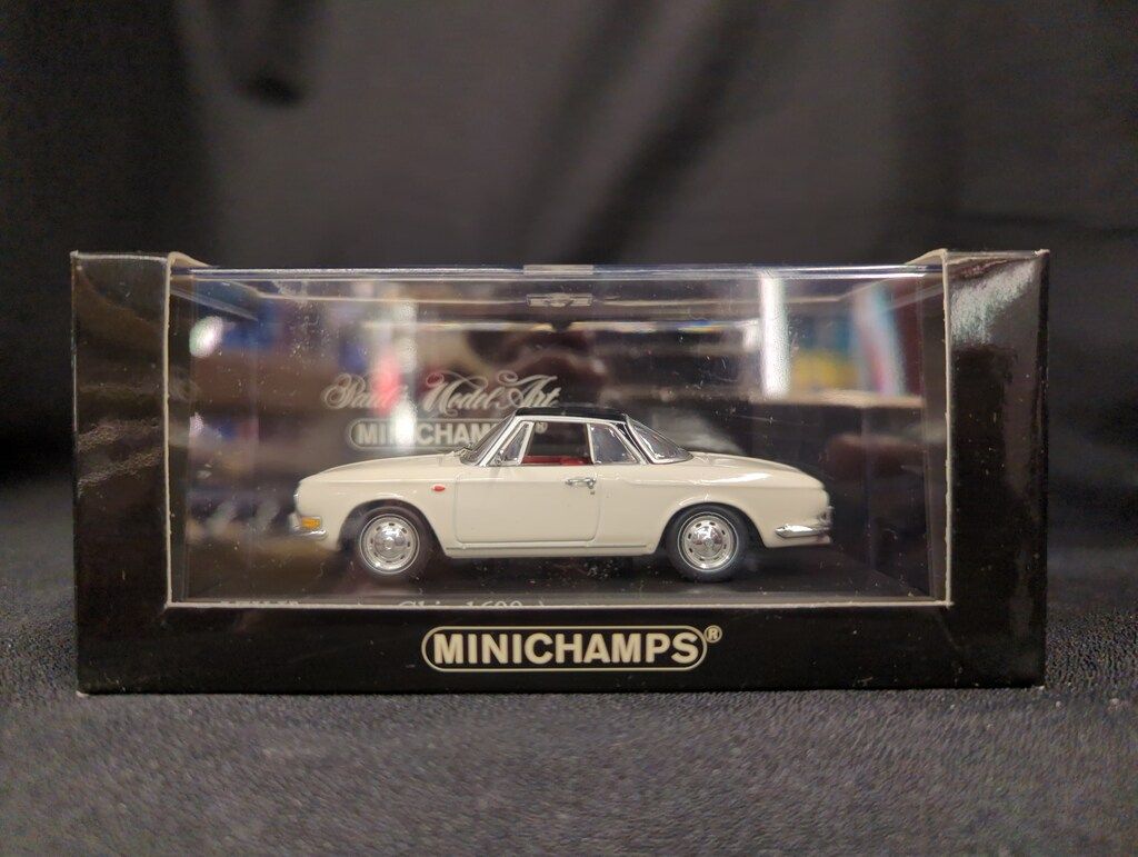 ミニチャンプス製 MINICHANPS 1/43 VW1600 TL Fastback blue 1966