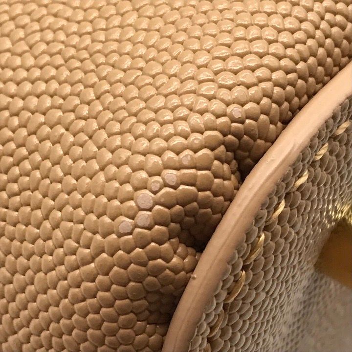 ベージュ