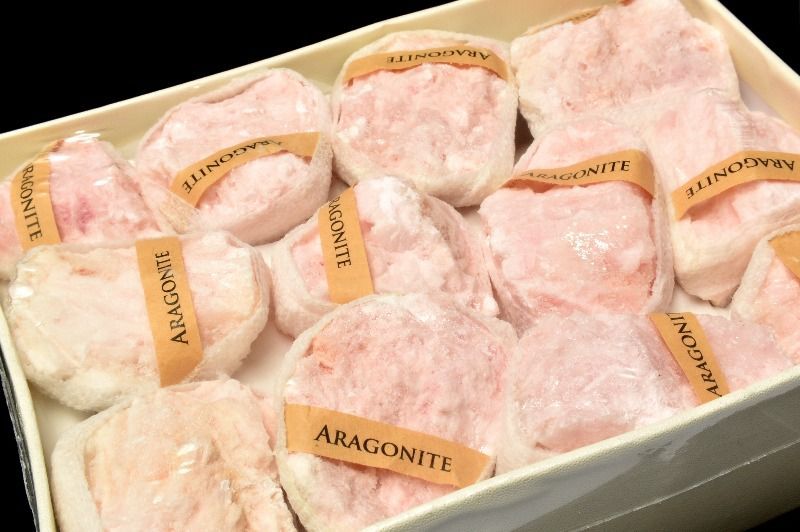 一箱12個入り ピンクアラゴナイト 40-53x27-47mm 鉱物標本ケース 原石