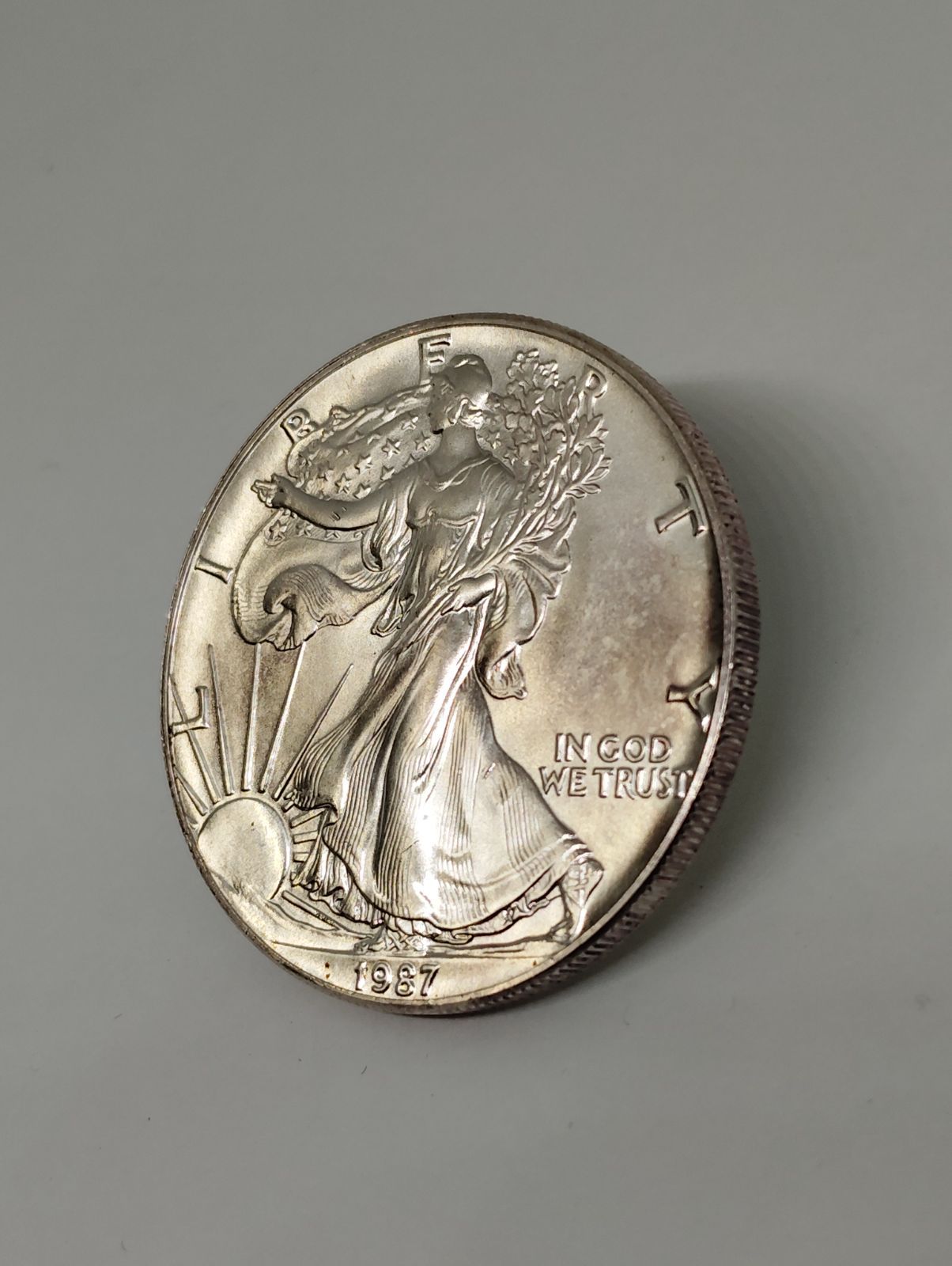 (3614）US・イーグル/ウォーキングリバティ1ドル銀貨　1987　美品 1987年アメリカ銀貨 シルバーイーグル ウォーキングリバティ 1
