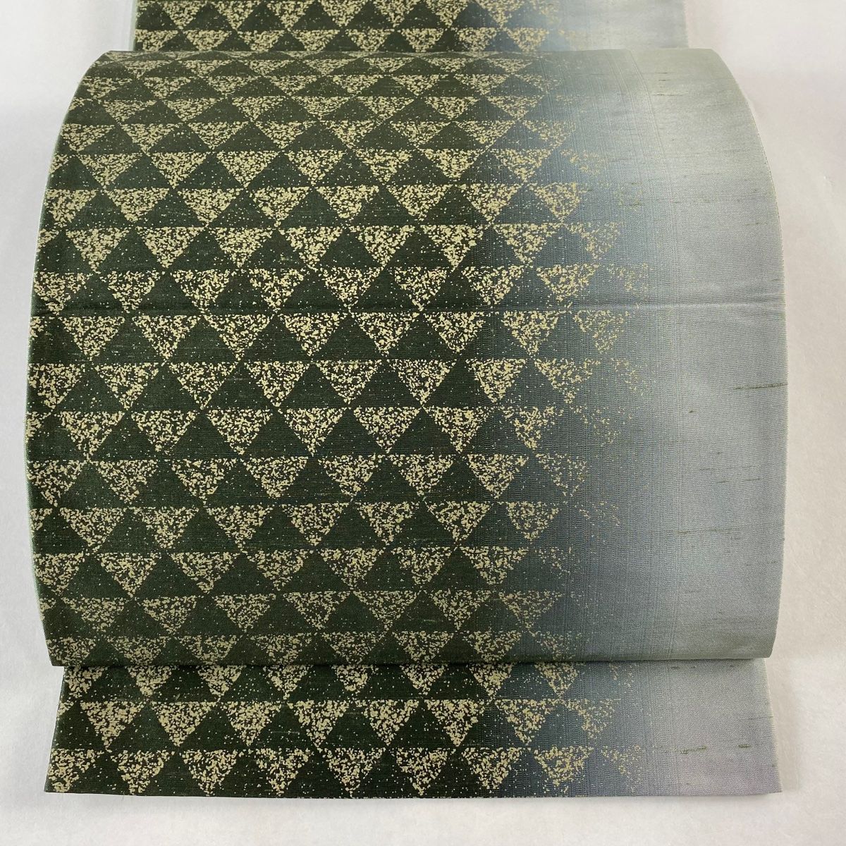 袋帯 秀品 紬地 鱗文 金彩 ぼかし 灰緑 全通 正絹