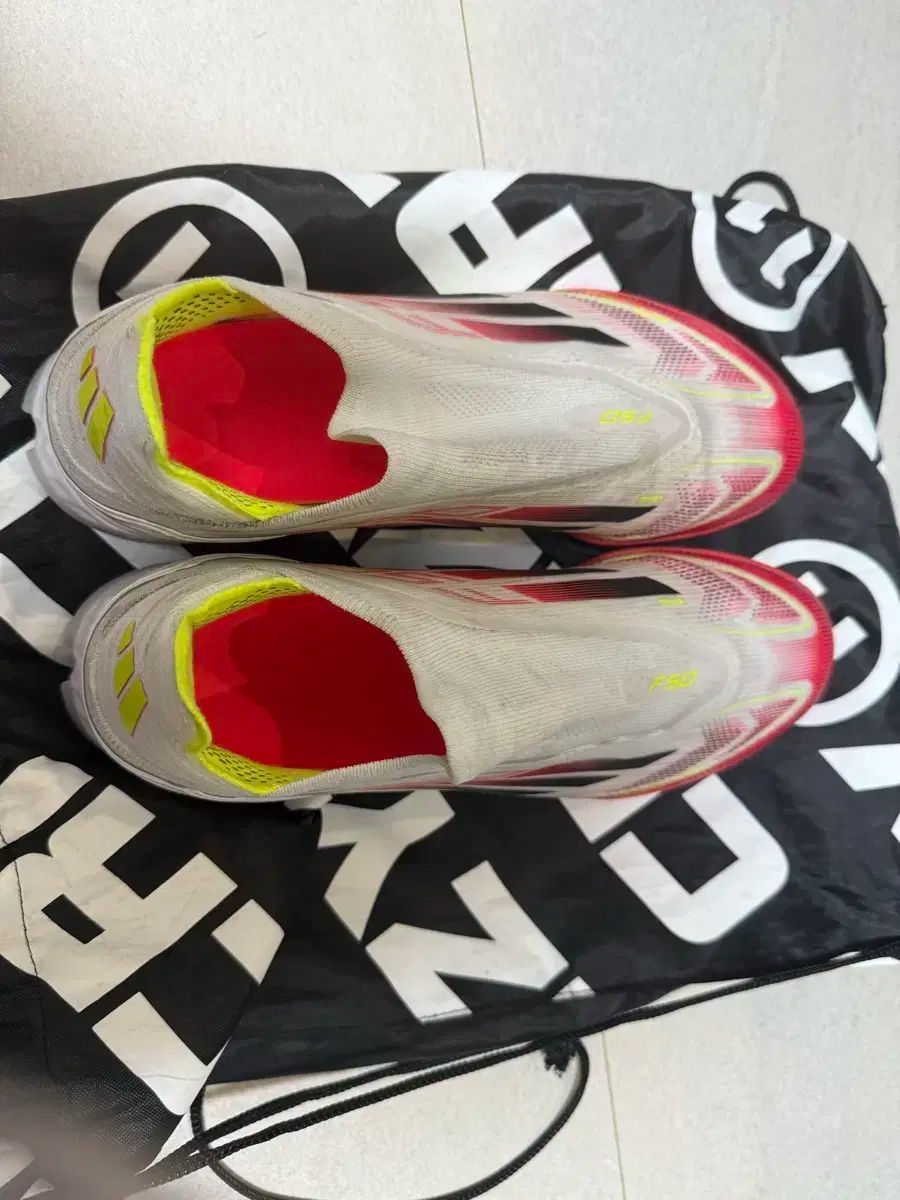 見事なペルシャシルクのクムのオーベルラグ136x205アフマディのサイン