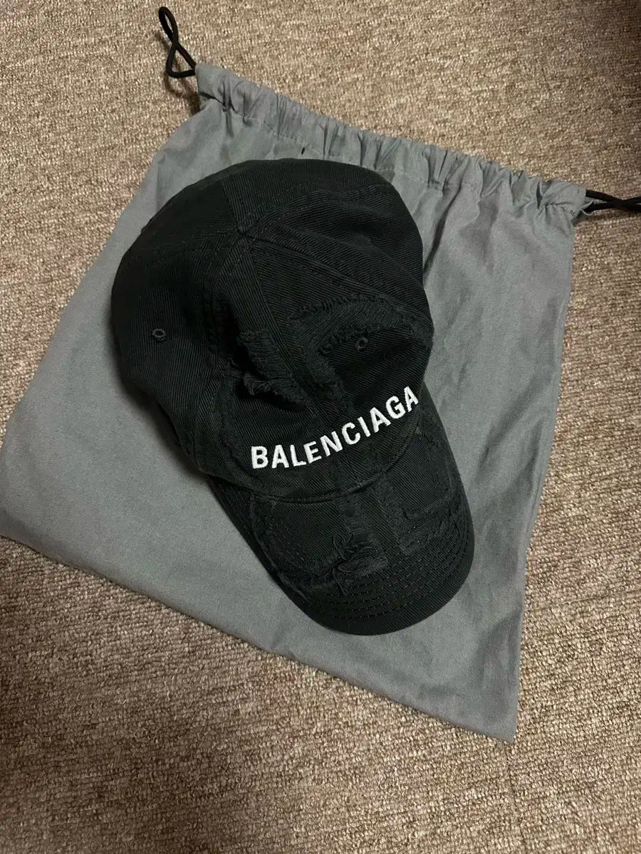 BALENCIAGA ブラック ピアスベースボールキャップ Lサイズ balenciaga