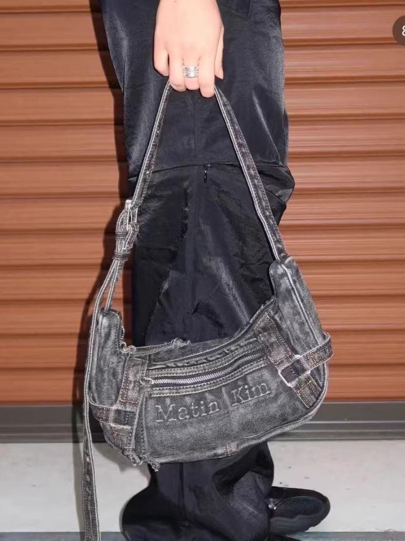Matin Kim デニム 新品、未使用(タグ付き) 国内完売 MATIN KIM デニムバッグ LOGO WASHED DENIM DUFFEL BAG