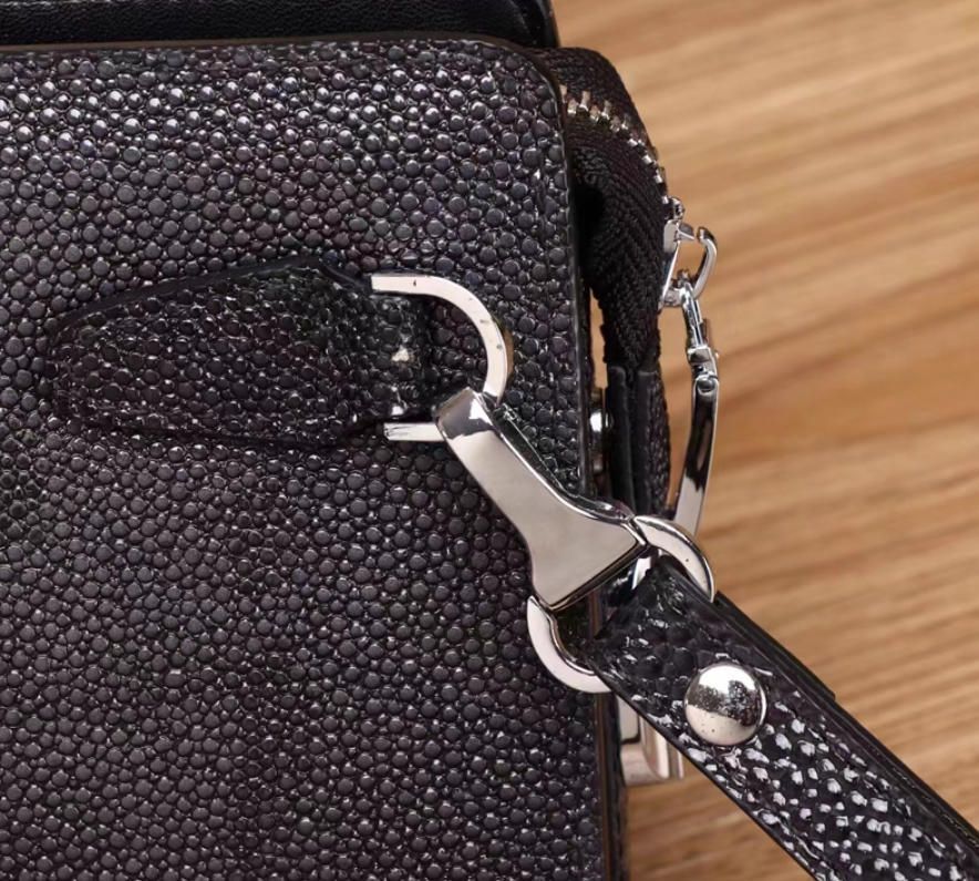 質感大容量パスワードロックバッグ手に財布を持つ